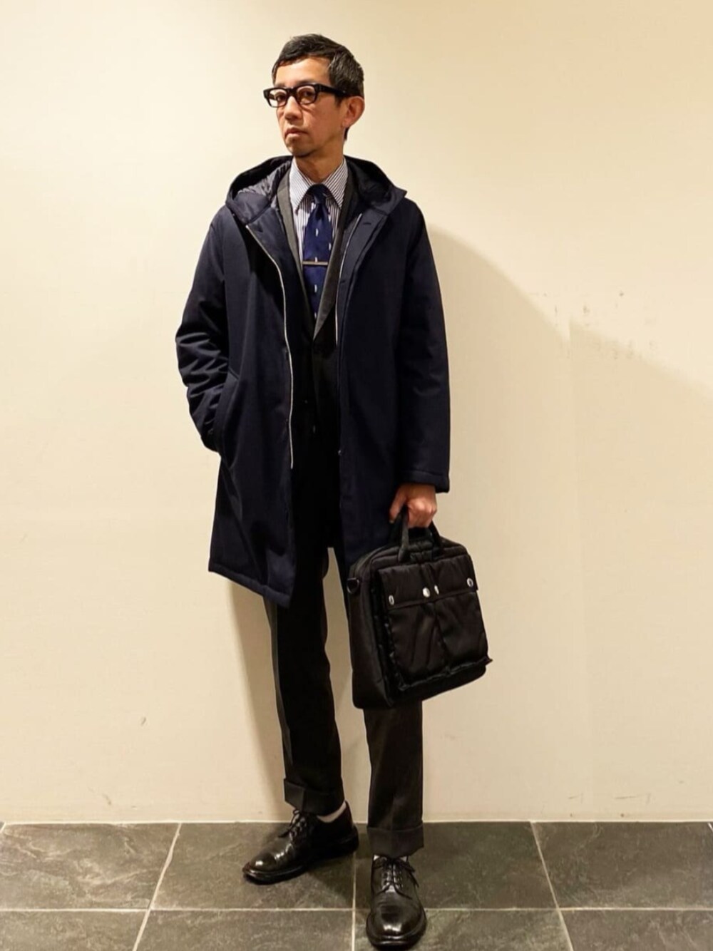 「MACKINTOSH LONDON、マッキントッシュロンドン、スタッフコーデ、冬アウター、ダウンコート」｜「MACKINTOSH LONDONのダンディマン小紋柄レップネクタイ（ネクタイ、ブルー系）」を使った、SATOSHIさん（メンズ・175cm）の冬コーディネートの1枚目の写真
