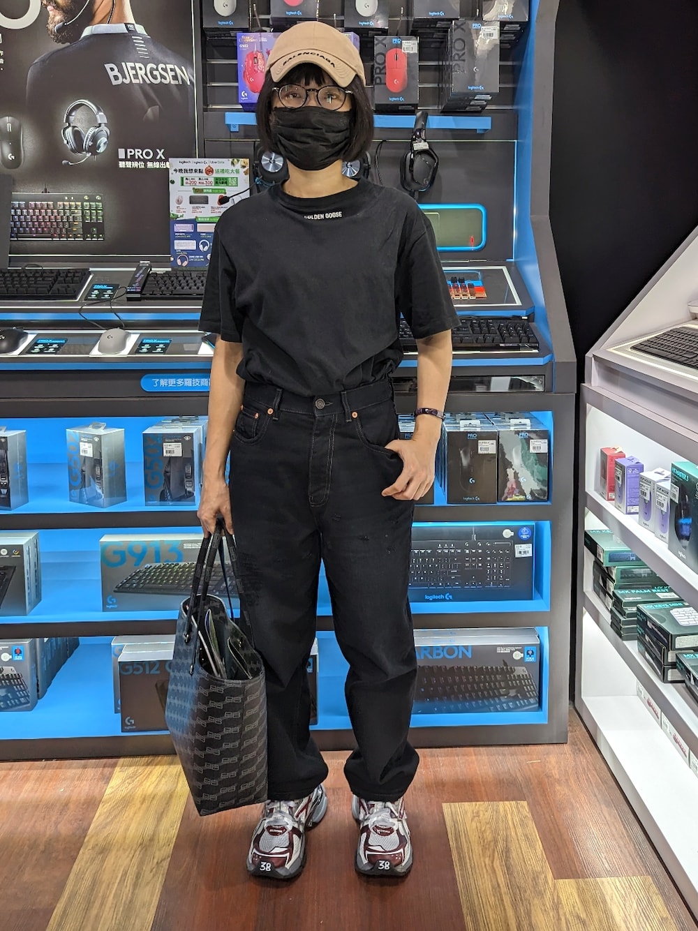 BALENCIAGAのキャップ（ベージュ系）を使った人気ファッション 