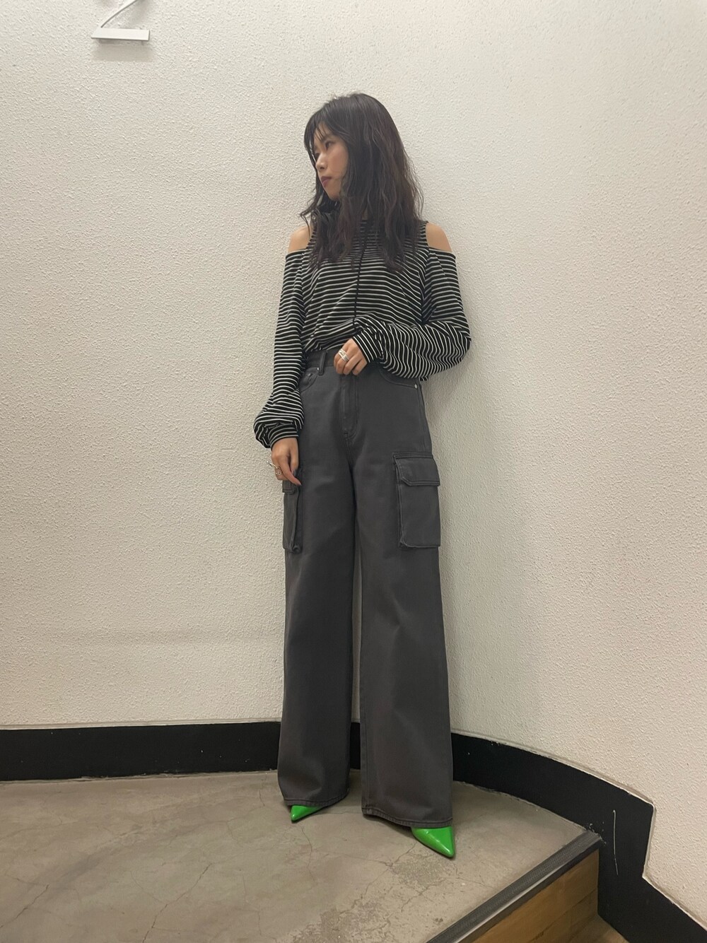 その他のTシャツ/カットソー、ブラック系のデニムパンツ、グリーン系のパンプスを着用したレディースの春コーディネートの1枚目の写真