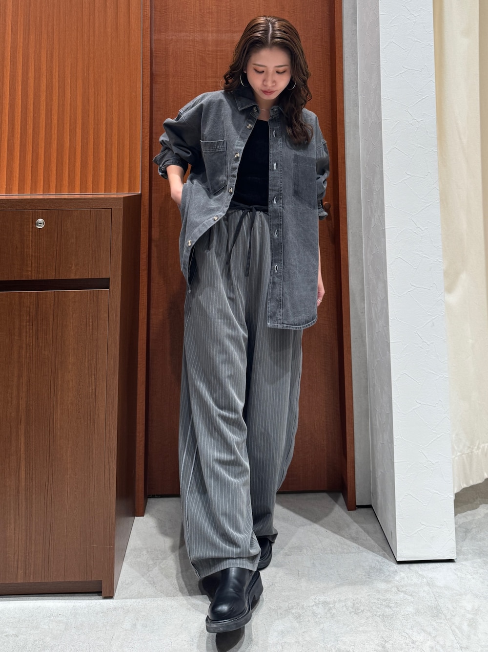 グレー系のその他パンツ、ブラック系のシャツ/ブラウスを着用したレディースの冬コーディネートの1枚目の写真