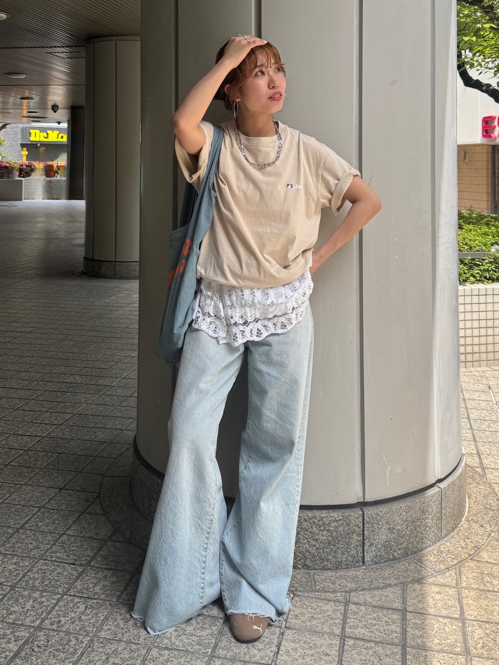 ブルー系のデニムパンツ、ブルー系のトートバッグ、ホワイト系のシャツ/ブラウスを着用したレディースの夏コーディネートの1枚目の写真