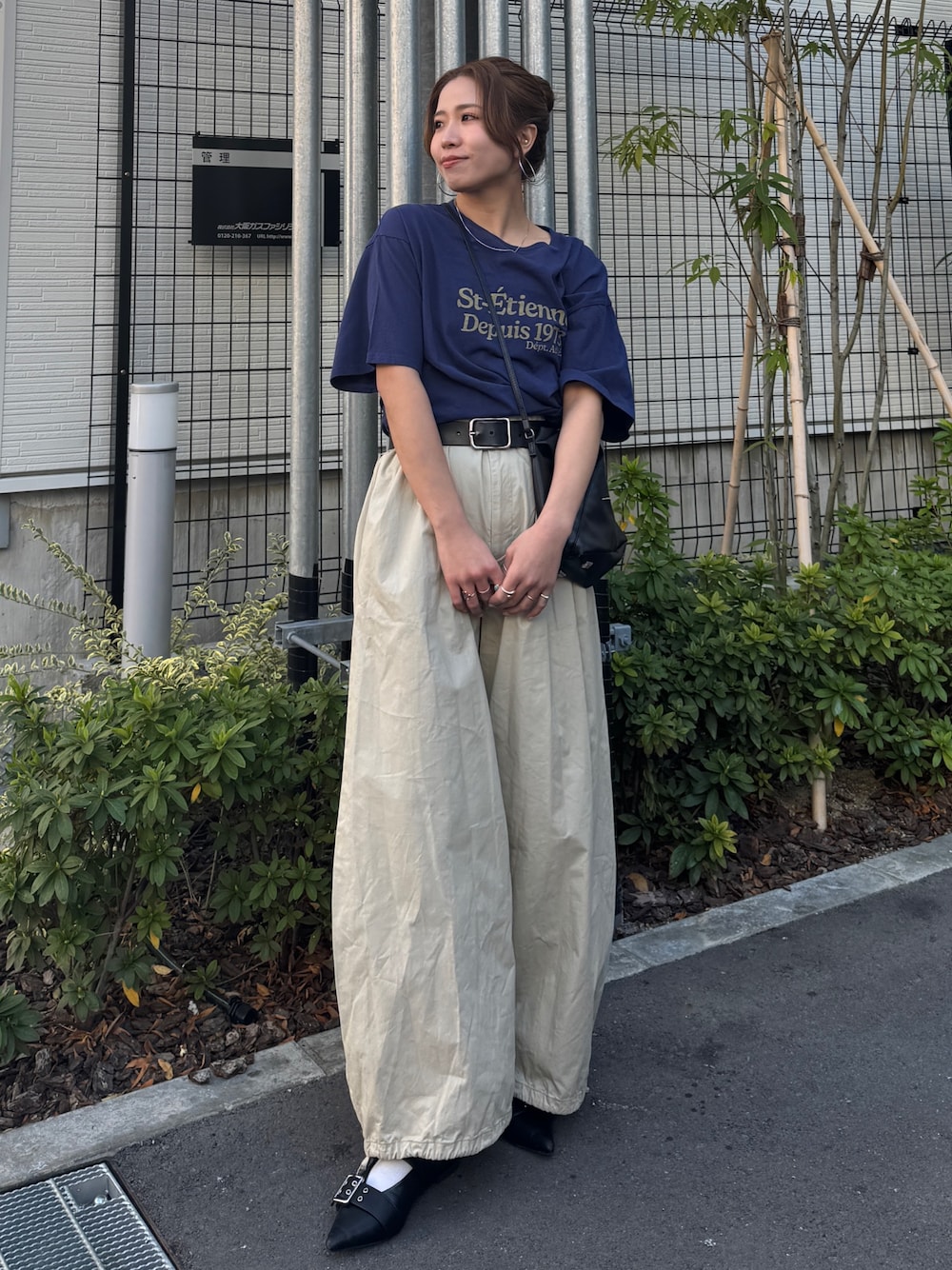 ベージュ系のその他パンツ、ブルー系のTシャツ/カットソーを着用したレディースの春コーディネートの1枚目の写真