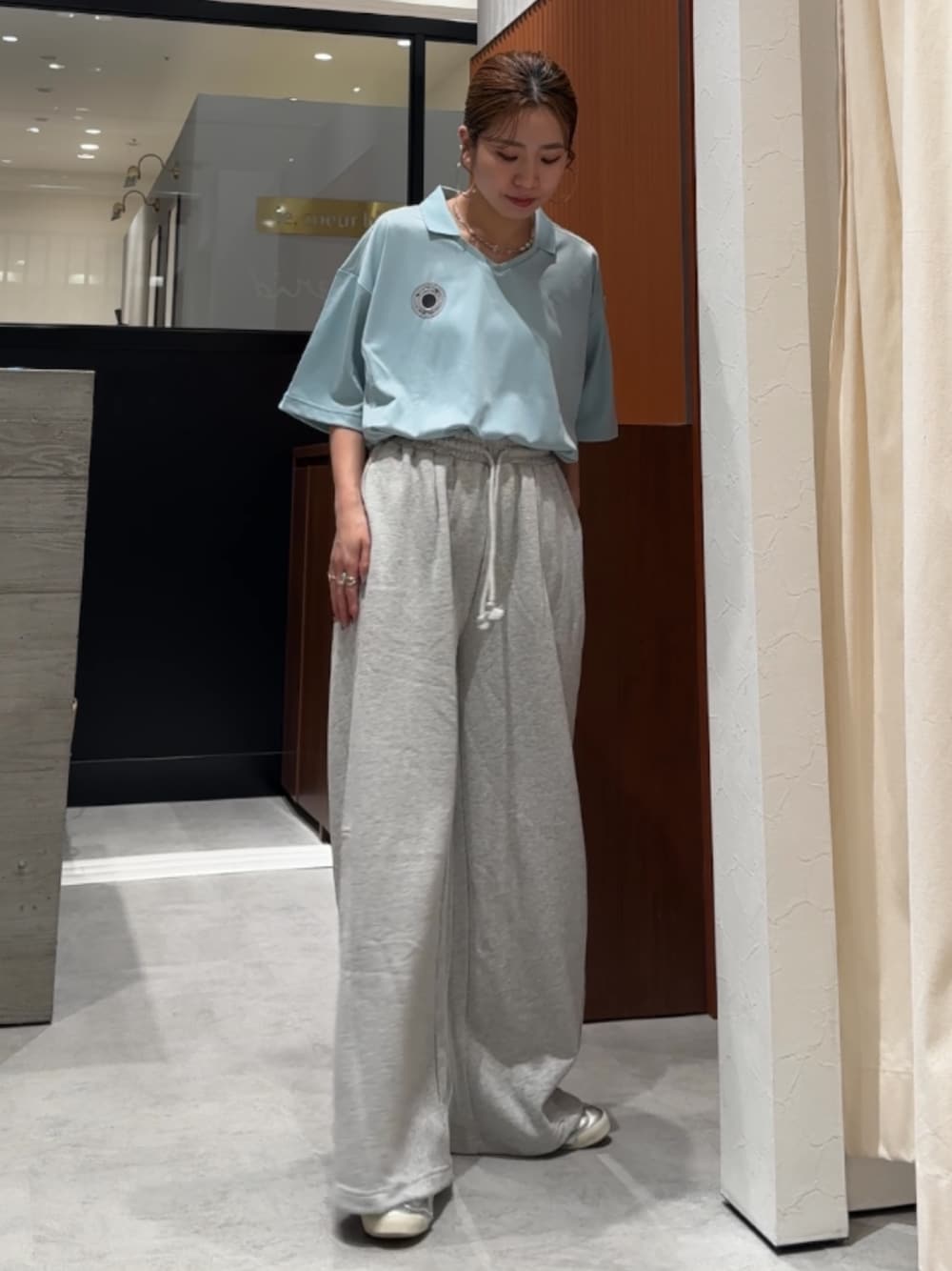 グレー系のスウェットパンツ、ブルー系のシャツ/ブラウスを着用したレディースの春コーディネートの1枚目の写真