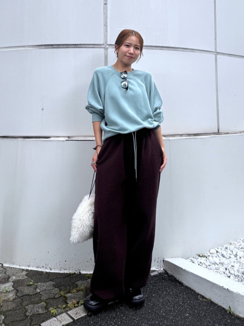 ブラウン系のその他パンツ、ブルー系のスウェットを着用したレディースの秋コーディネートの1枚目の写真