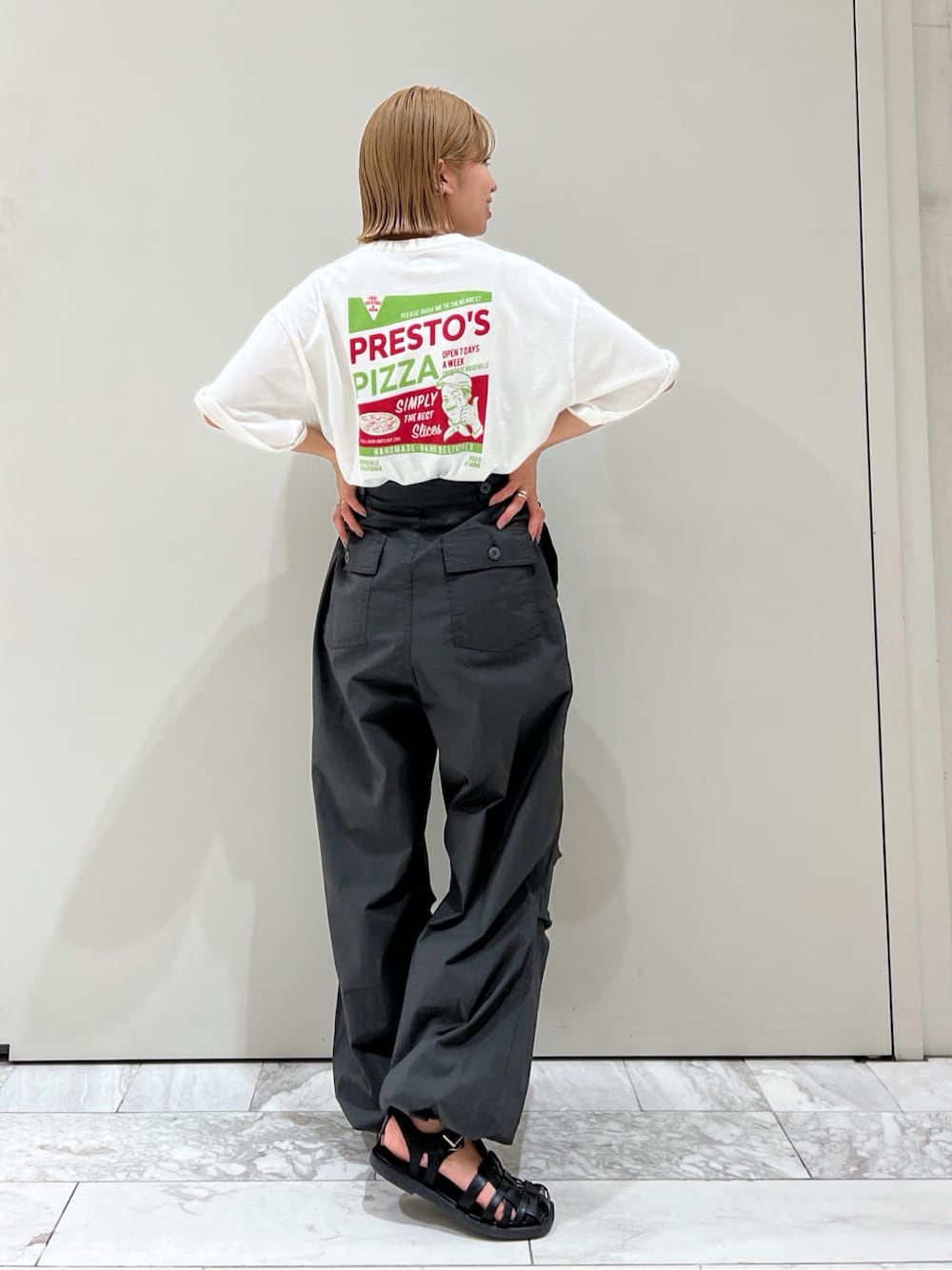 ホワイト系のTシャツ/カットソー、グレー系のその他パンツを着用したレディースの春コーディネートの1枚目の写真