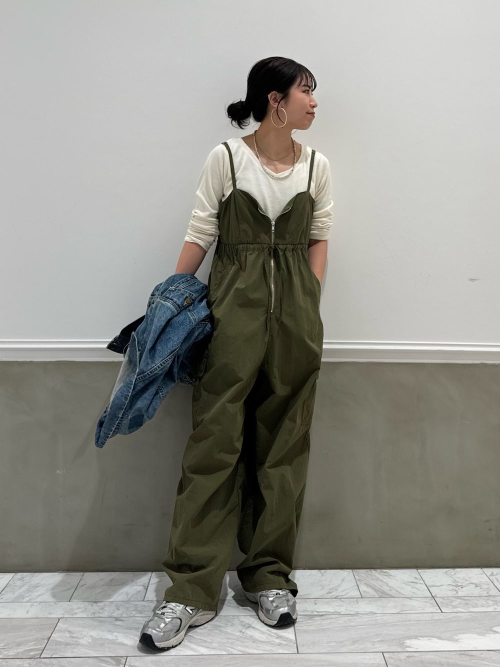 ホワイト系のTシャツ/カットソー、グリーン系のサロペット/オーバーオール、ブルー系のデニムジャケットを着用したレディースの春コーディネートの1枚目の写真