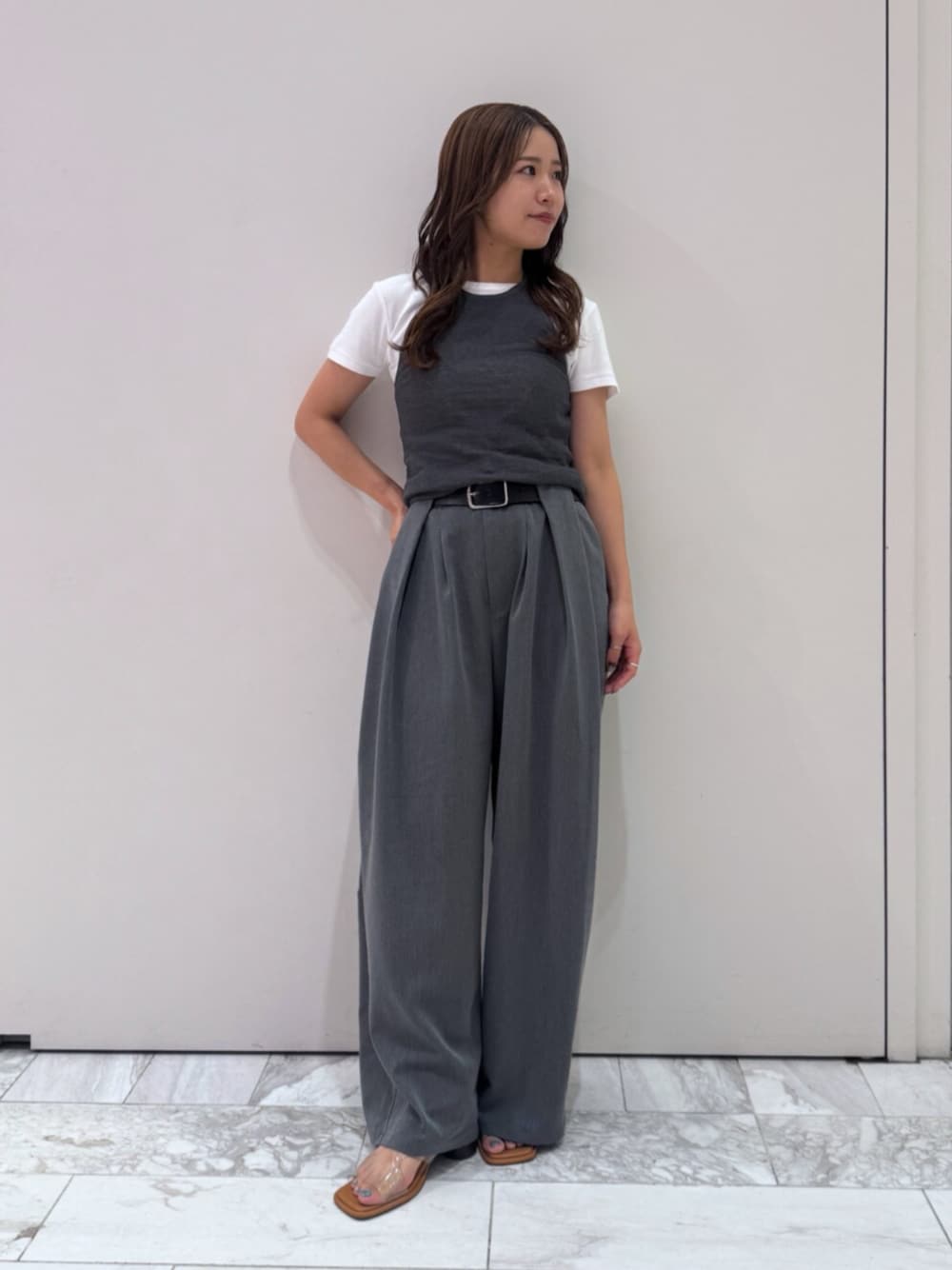 その他のサンダル、グレー系のその他パンツ、グレー系のニット/セーターを着用したレディースの夏コーディネートの1枚目の写真