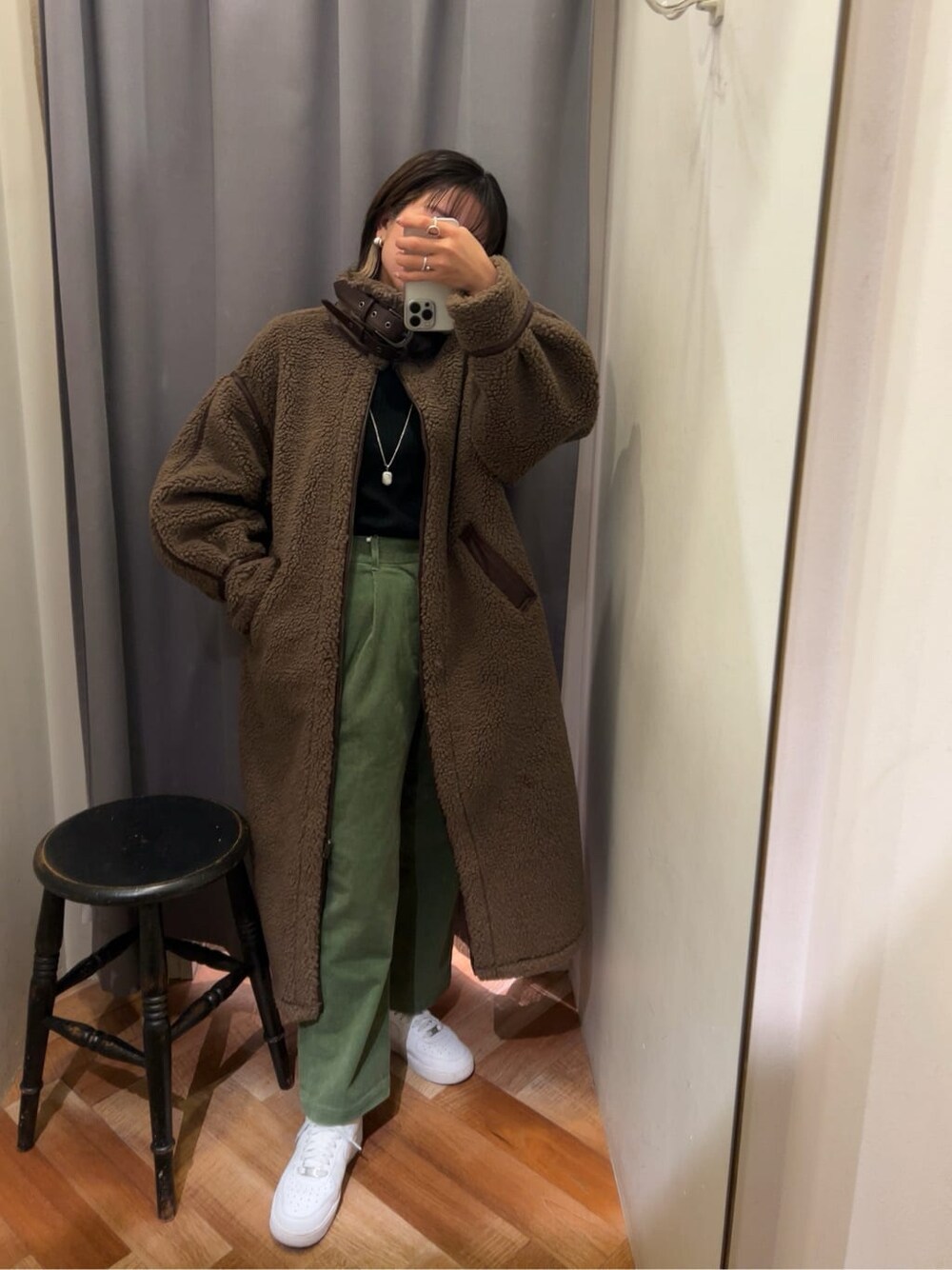 ブラウン系のムートンコート、グリーン系のその他パンツを着用したレディースの冬コーディネートの1枚目の写真