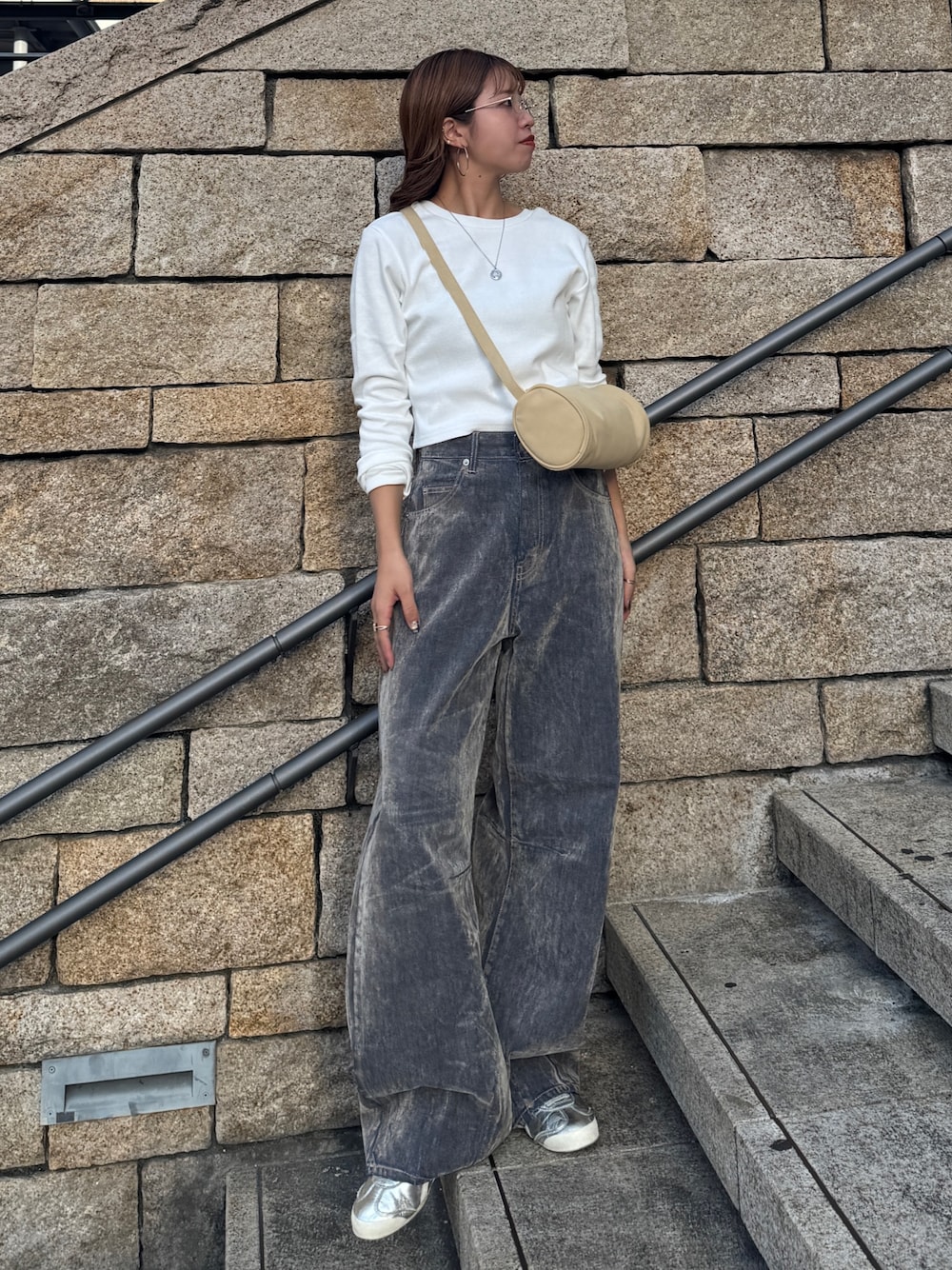 ベージュ系のデニムパンツ、ホワイト系のTシャツ/カットソー、その他のメガネを着用したレディースの夏コーディネートの1枚目の写真