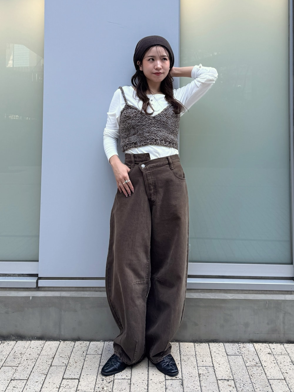ブラウン系のデニムパンツ、ブラウン系のキャミソール、ホワイト系のTシャツ/カットソーを着用したレディースの秋コーディネートの1枚目の写真