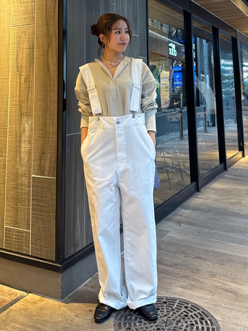 ホワイト系のつなぎ/オールインワン、グレー系のTシャツ/カットソー、その他のネックレスを着用したレディースの冬コーディネートの1枚目の写真