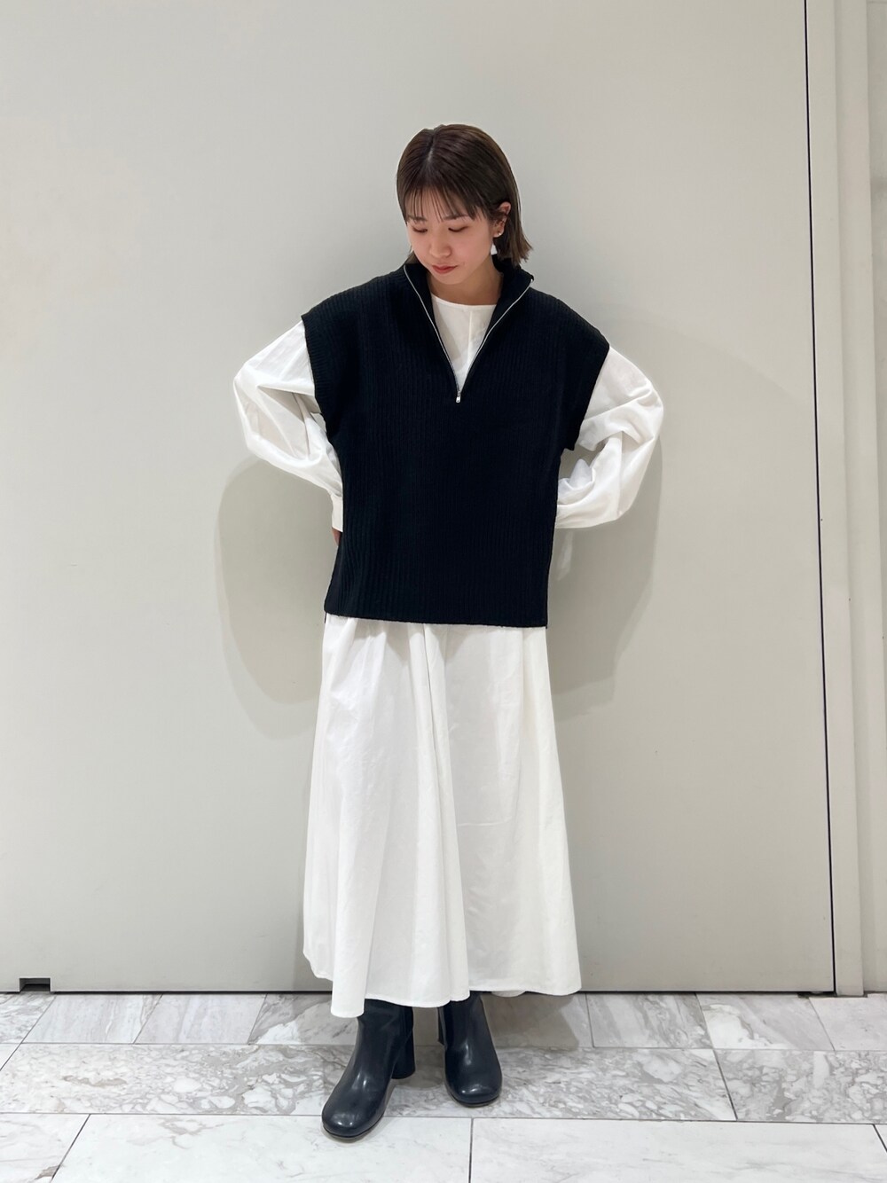 ブラック系のニット/セーター、ブラック系のワンピース、ブラック系のブーツを着用したレディースの冬コーディネートの1枚目の写真