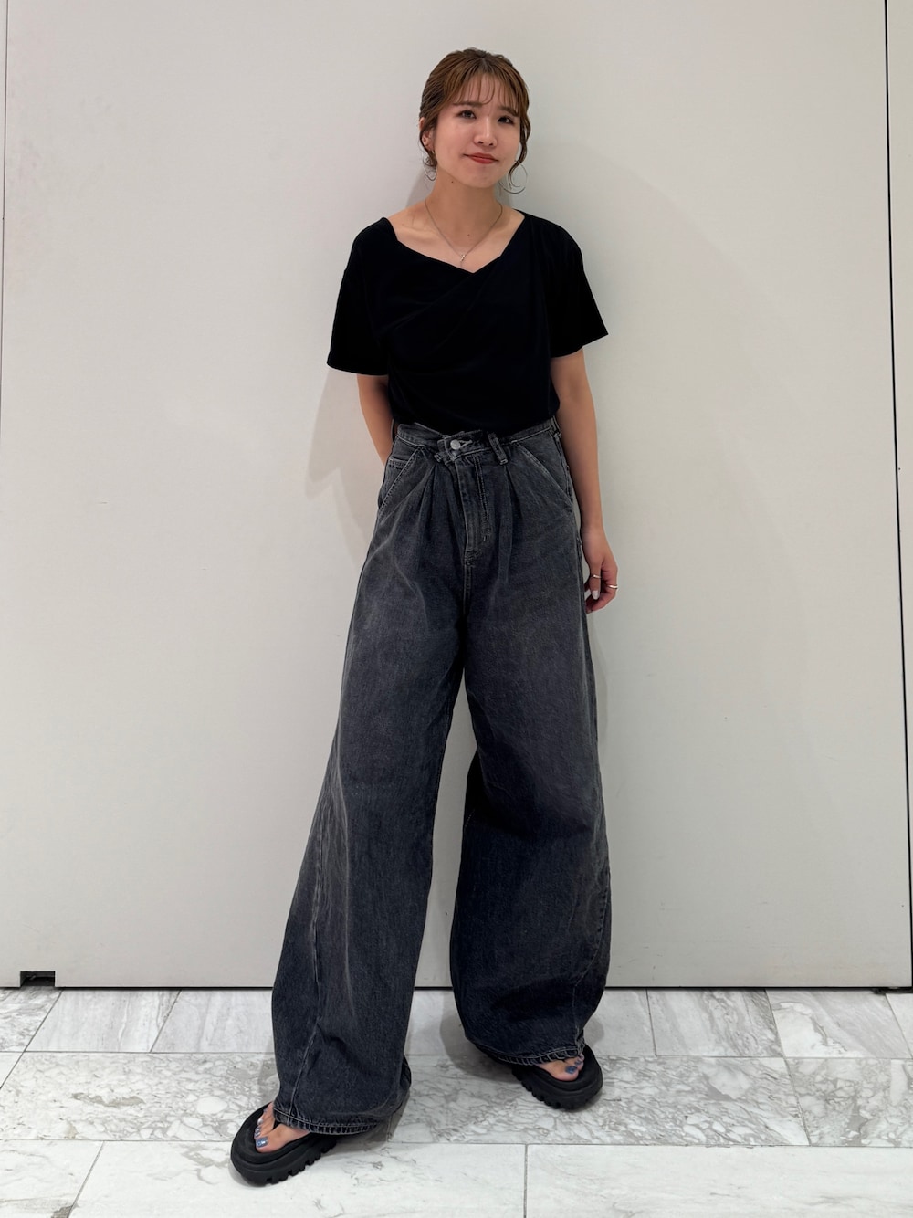 ブラック系のデニムパンツ、ブラック系のTシャツ/カットソーを着用したレディースの夏コーディネートの1枚目の写真