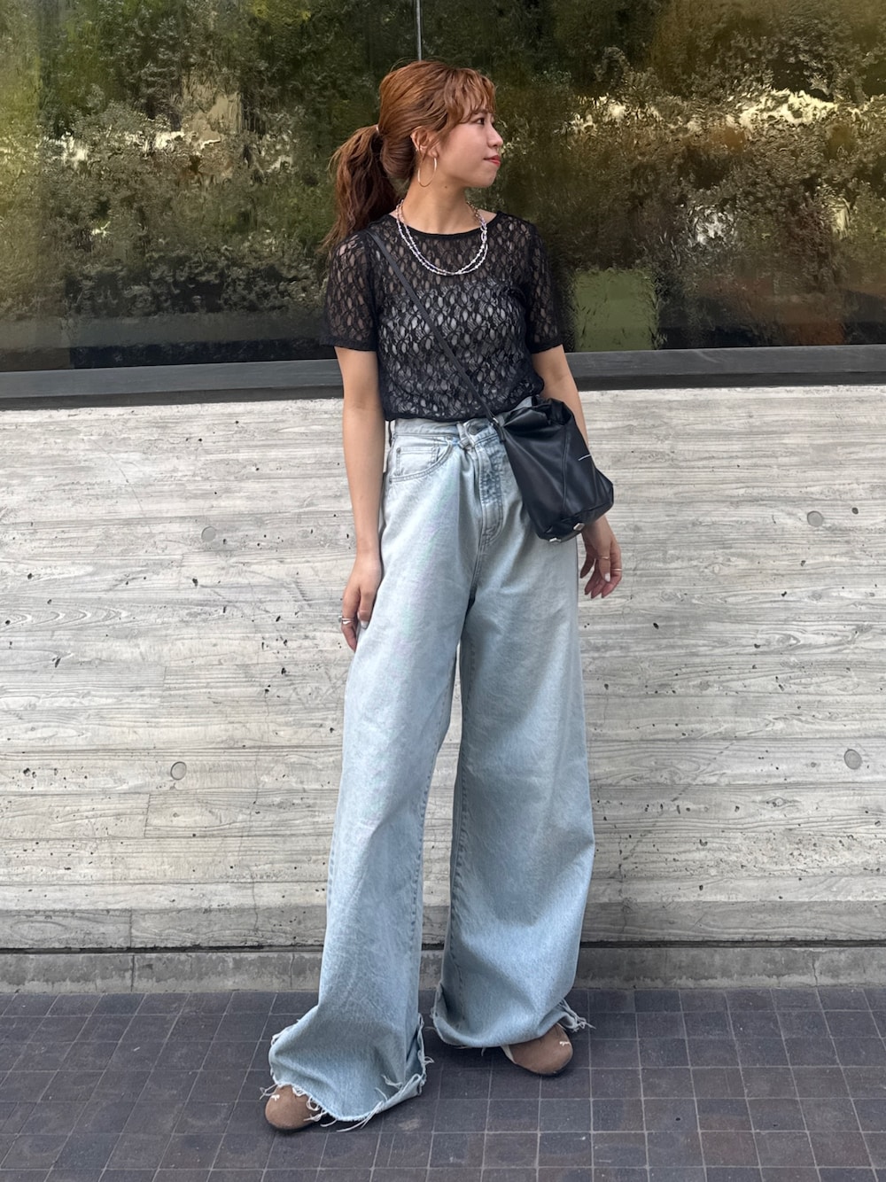 ブルー系のデニムパンツ、ブラック系のTシャツ/カットソーを着用したレディースの春コーディネートの1枚目の写真