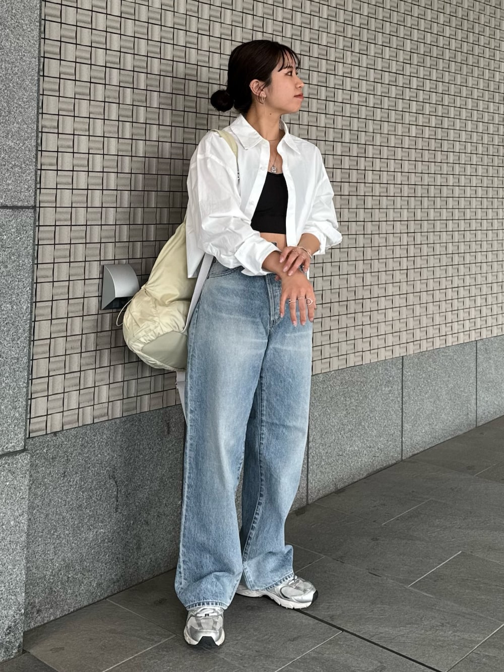 ブルー系のデニムパンツ、ホワイト系のシャツ/ブラウス、ブラック系のキャミソールを着用したレディースの春コーディネートの1枚目の写真