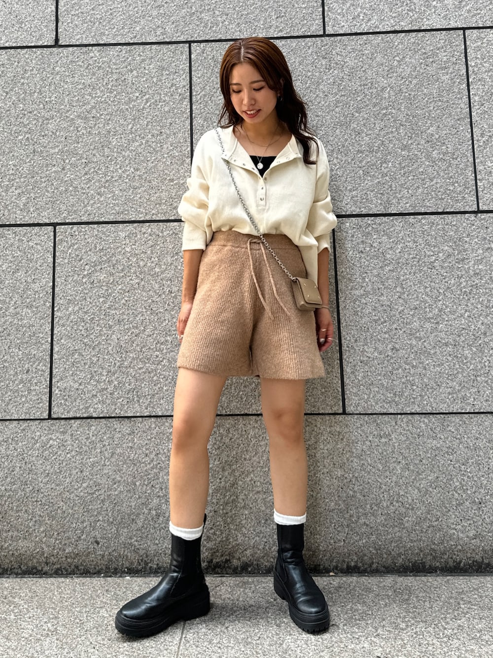 ブラウン系のその他パンツ、ホワイト系のTシャツ/カットソーを着用したレディースの秋コーディネートの1枚目の写真