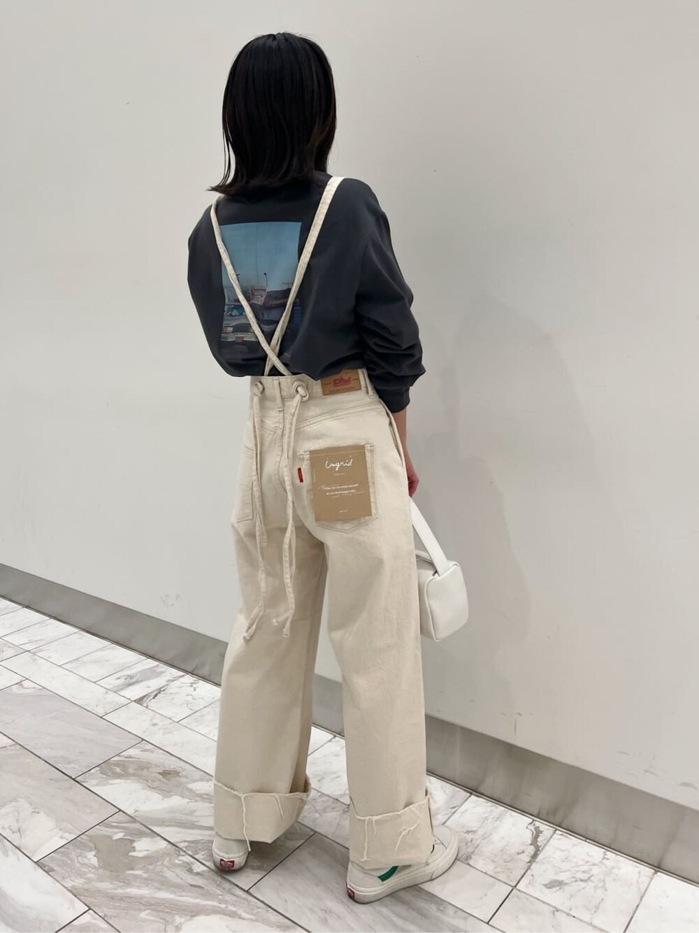 ホワイト系のデニムパンツ、グレー系のTシャツ/カットソーを着用したレディースの冬コーディネートの1枚目の写真
