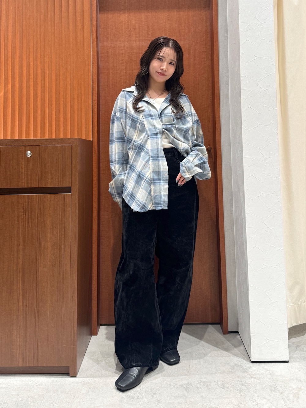 ブルー系のシャツ/ブラウス、ブラック系のデニムパンツ、ホワイト系のシャツ/ブラウスを着用したレディースの秋コーディネートの1枚目の写真