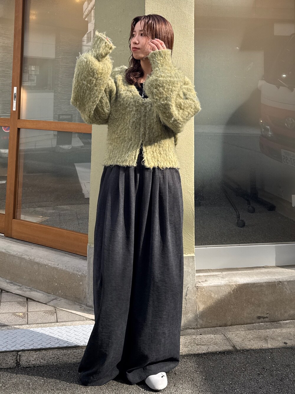 グレー系のその他パンツ、イエロー系のニット/セーターを着用したレディースの秋コーディネートの1枚目の写真