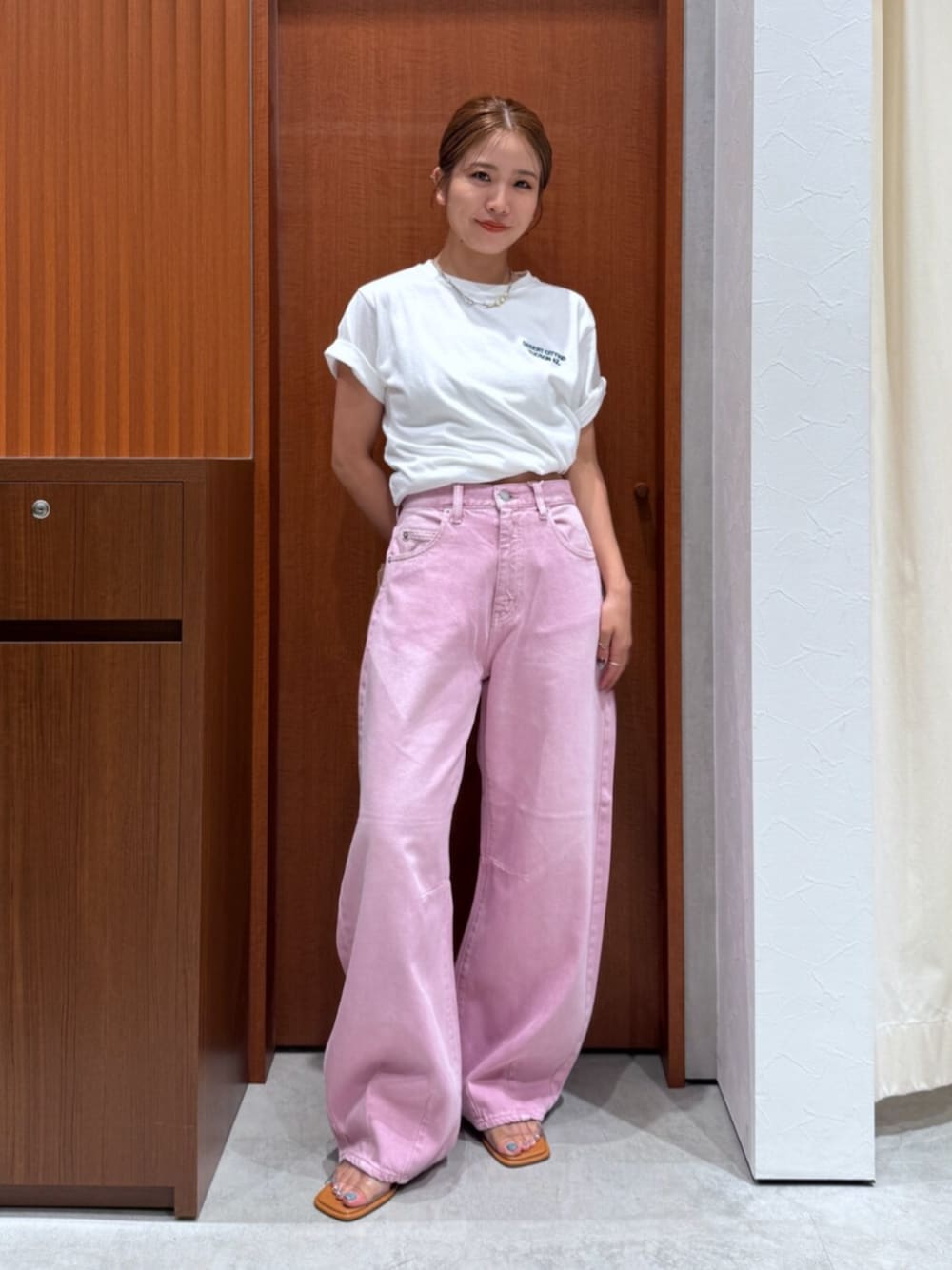 ピンク系のデニムパンツ、その他のサンダル、ホワイト系のTシャツ/カットソーを着用したレディースの夏コーディネートの1枚目の写真