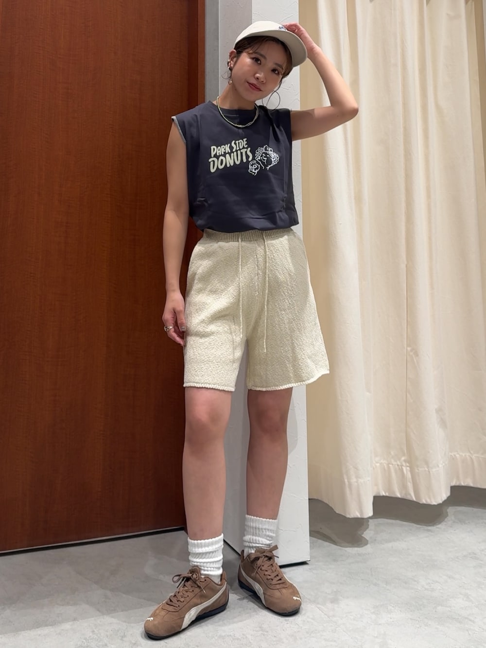 グレー系のタンクトップ、ホワイト系のその他パンツ、ピンク系のトートバッグを着用したレディースの春コーディネートの1枚目の写真