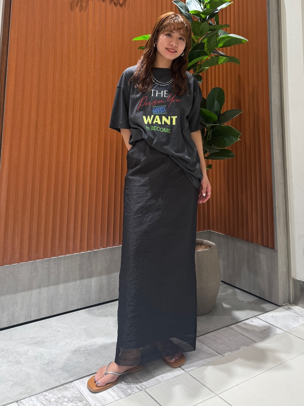 シルバー系のサンダル、グレー系のスカート、グレー系のTシャツ/カットソーを着用したレディースの春コーディネートの1枚目の写真
