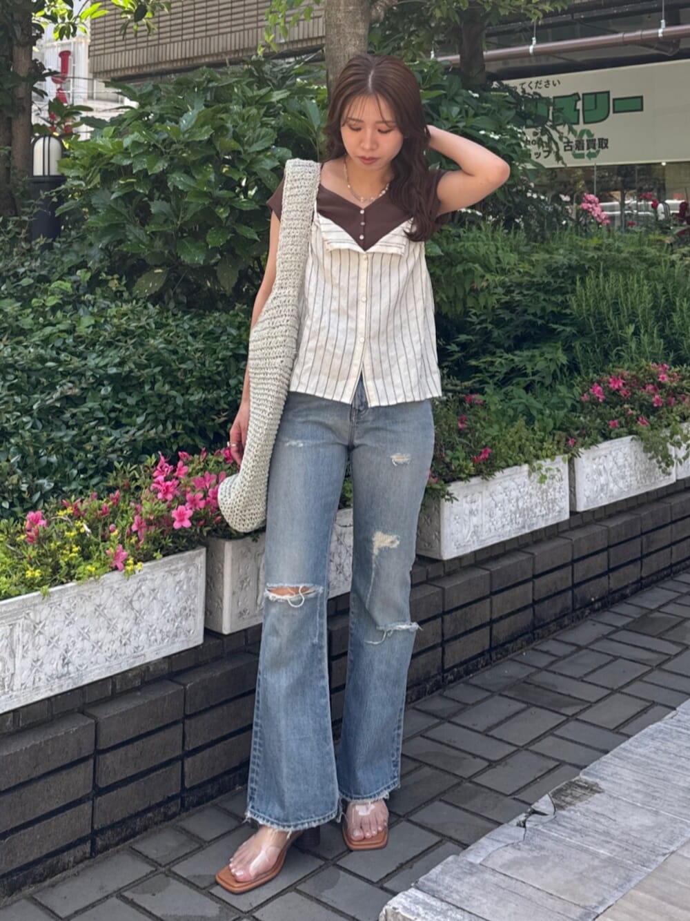その他のサンダル、ブルー系のデニムパンツ、ホワイト系のキャミソールを着用したレディースの春コーディネートの1枚目の写真