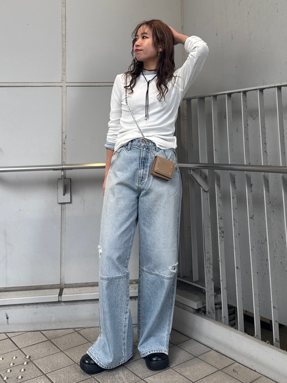 ブルー系のデニムパンツ、ホワイト系のTシャツ/カットソー、ブルー系のTシャツ/カットソーを着用したレディースの冬コーディネートの1枚目の写真