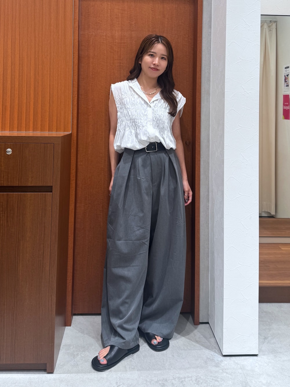 グレー系のその他パンツ、ホワイト系のシャツ/ブラウスを着用したレディースの夏コーディネートの1枚目の写真
