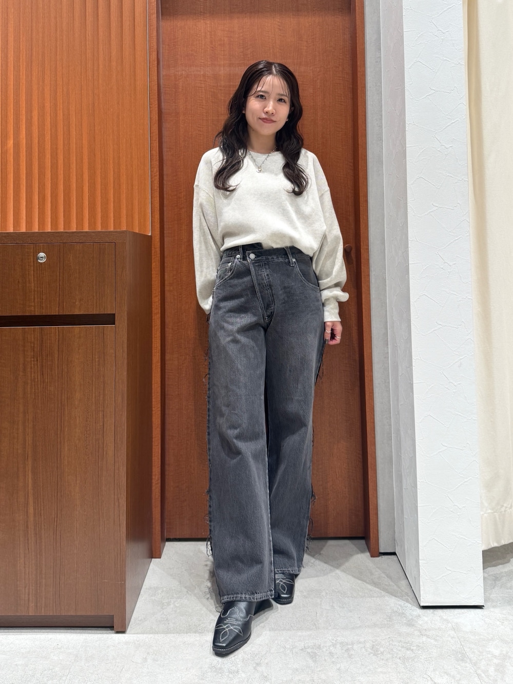 ブラック系のその他シューズ、ブラック系のデニムパンツ、グレー系のTシャツ/カットソーを着用したレディースの秋コーディネートの1枚目の写真