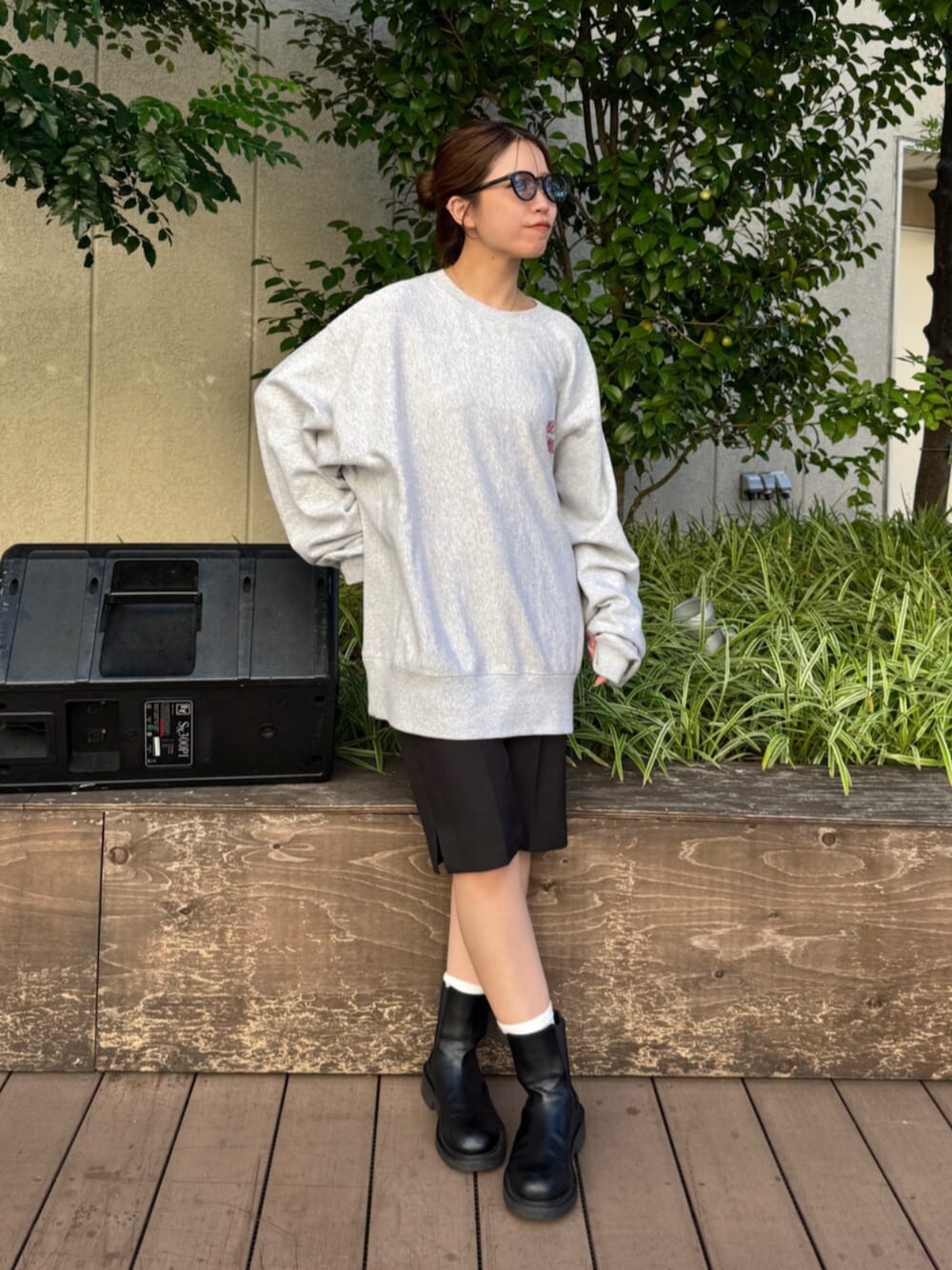 ブラック系のその他パンツ、グレー系のスウェットを着用したレディースの秋コーディネートの1枚目の写真