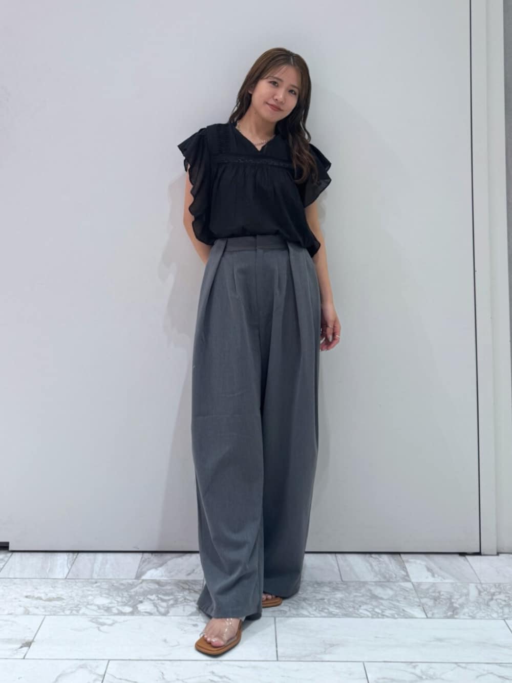その他のサンダル、グレー系のその他パンツ、ブラック系のシャツ/ブラウスを着用したレディースの夏コーディネートの1枚目の写真