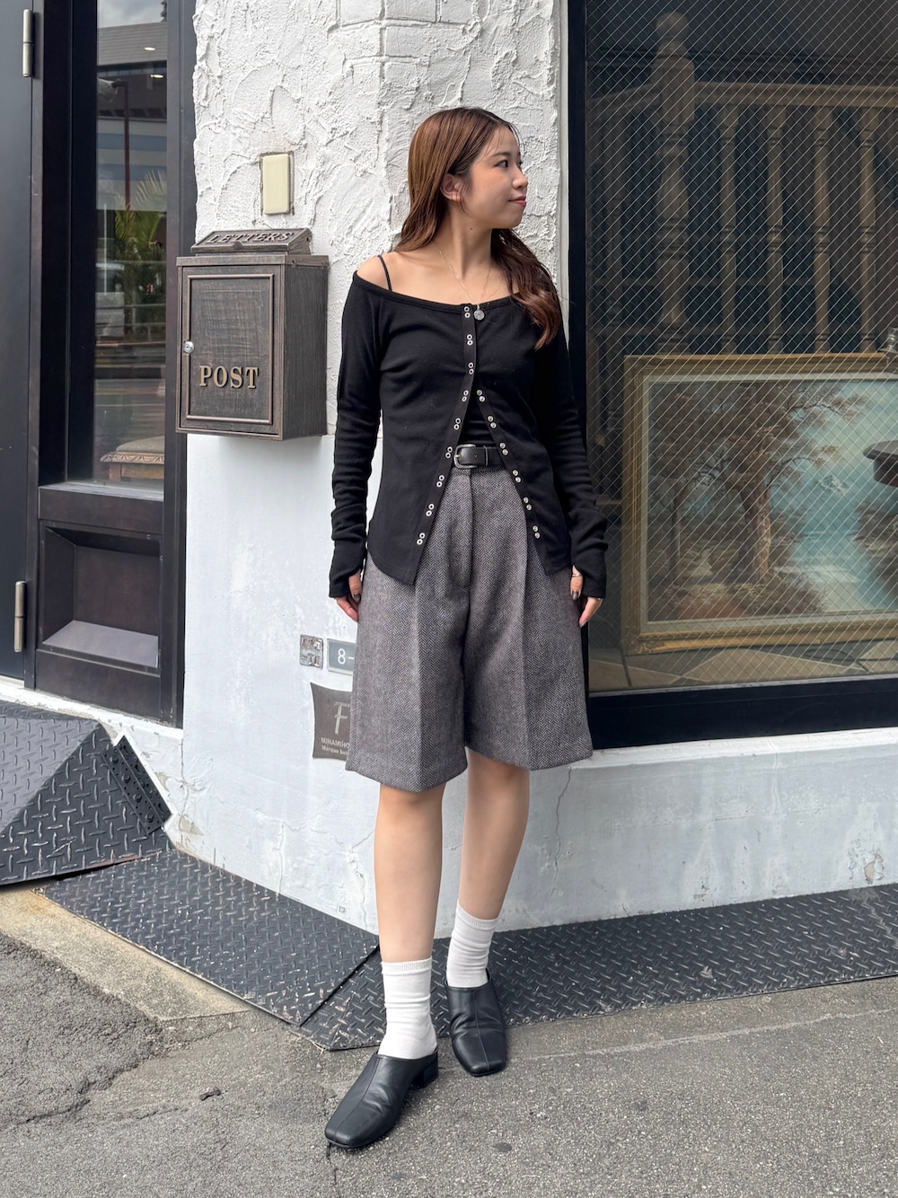 グレー系のその他パンツ、ブラック系のTシャツ/カットソー、ブラック系のサンダルを着用したレディースの秋コーディネートの1枚目の写真
