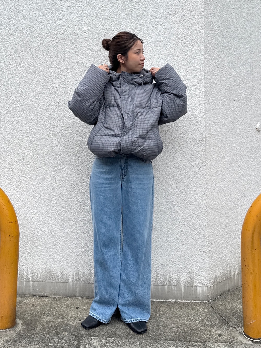 その他のダウンジャケット/コート、ブルー系のデニムパンツ、ブラック系のサンダルを着用したレディースの秋コーディネートの1枚目の写真