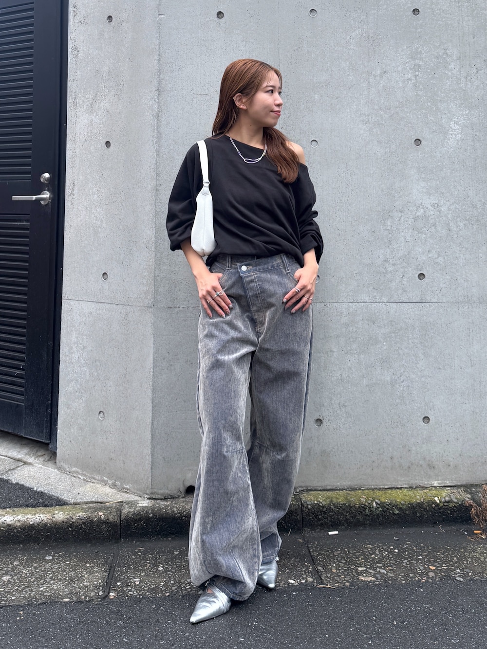 ブラック系のスウェット、シルバー系のその他シューズ、ベージュ系のデニムパンツを着用したレディースの夏コーディネートの1枚目の写真
