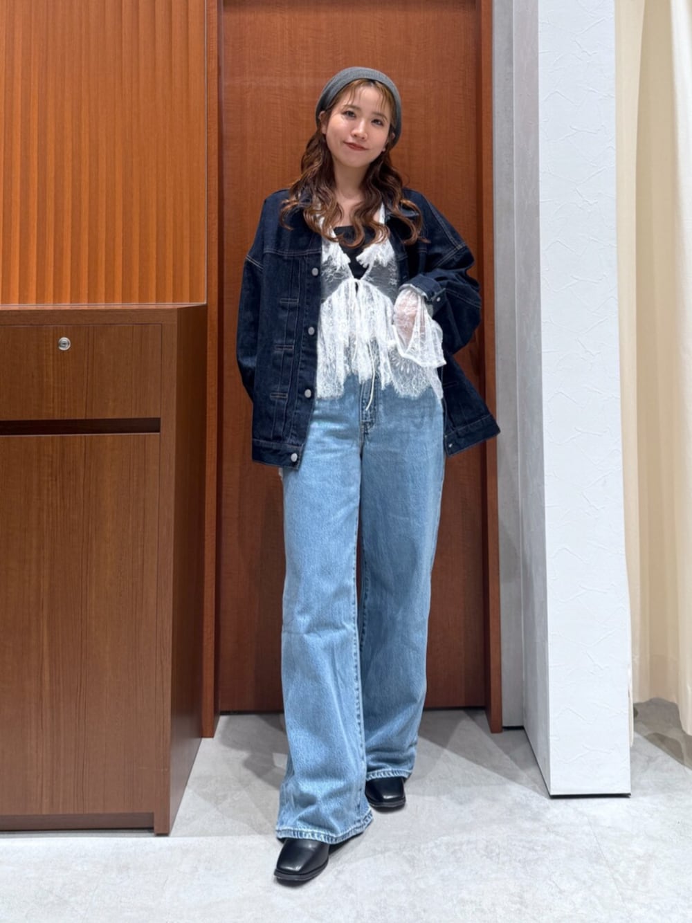 ブルー系のデニムパンツ、ブルー系のデニムジャケット、ホワイト系のシャツ/ブラウスを着用したレディースの夏コーディネートの1枚目の写真