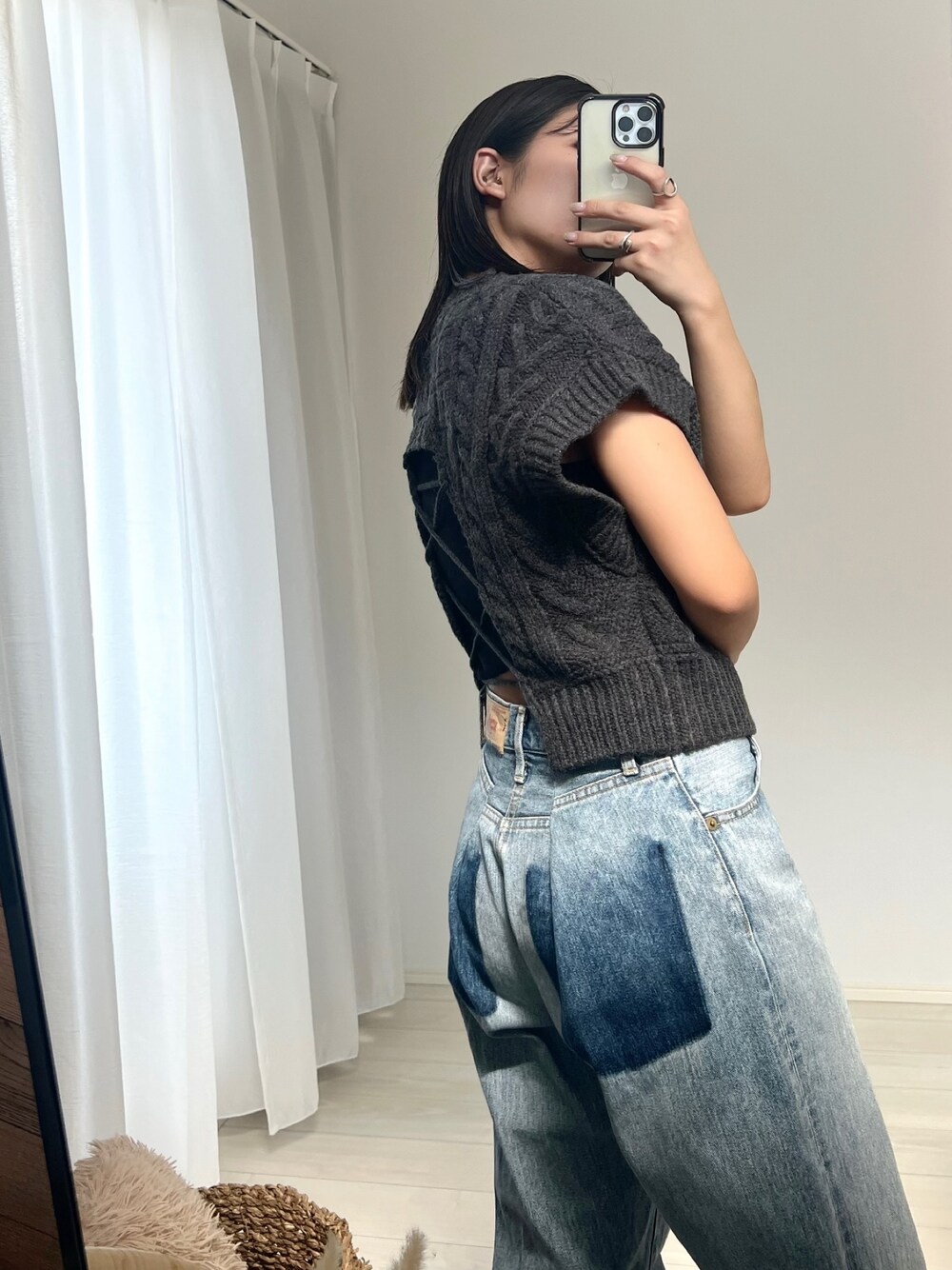 ブルー系のデニムパンツ、グレー系のニット/セーターを着用したレディースの秋コーディネートの1枚目の写真