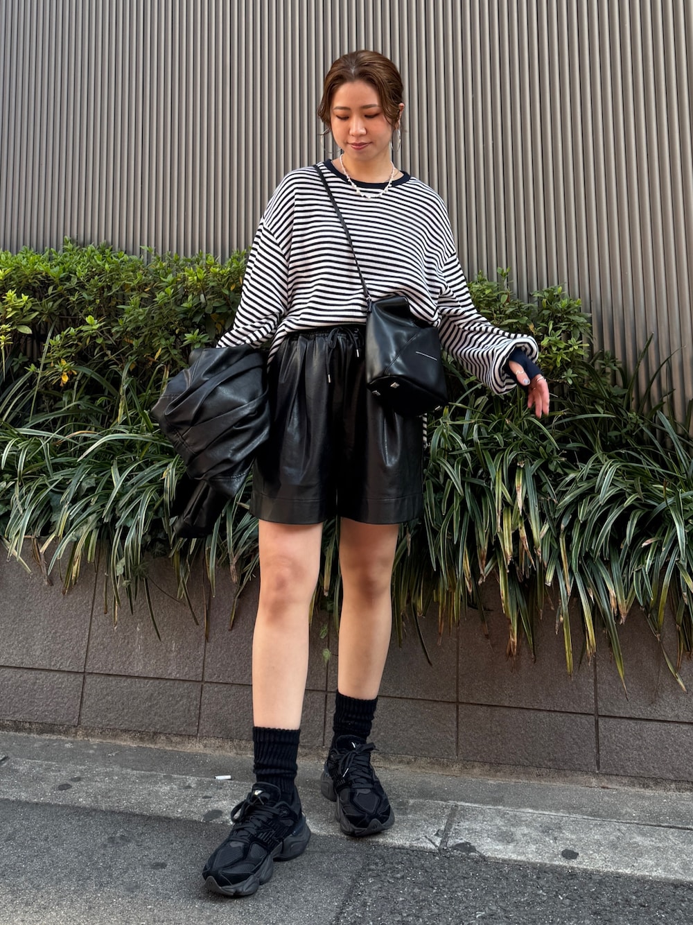 ブラック系のシャツ/ブラウス、ブラック系のその他パンツ、ブルー系のTシャツ/カットソーを着用したレディースの冬コーディネートの1枚目の写真