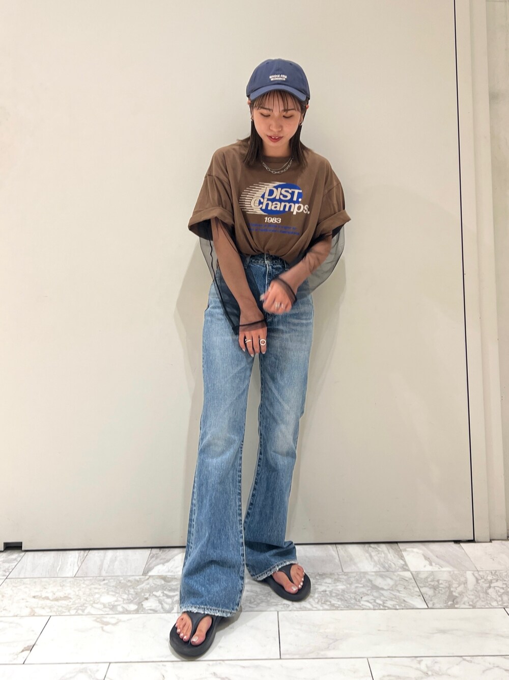 ブラウン系のTシャツ/カットソー、ブラック系のTシャツ/カットソー、ブルー系のデニムパンツを着用したレディースの夏コーディネートの1枚目の写真