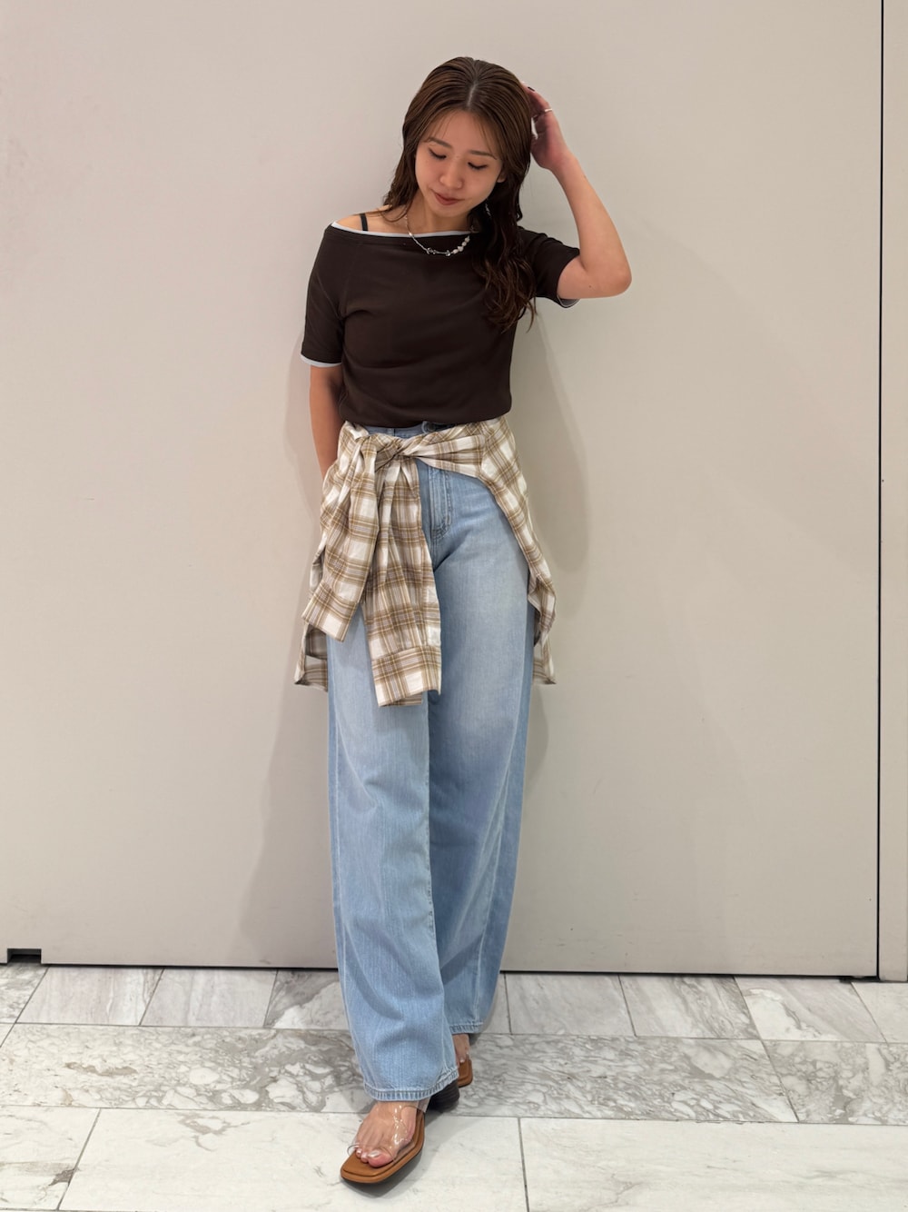 ブラウン系のTシャツ/カットソー、ブルー系のTシャツ/カットソー、ベージュ系のシャツ/ブラウスを着用したレディースの春コーディネートの1枚目の写真