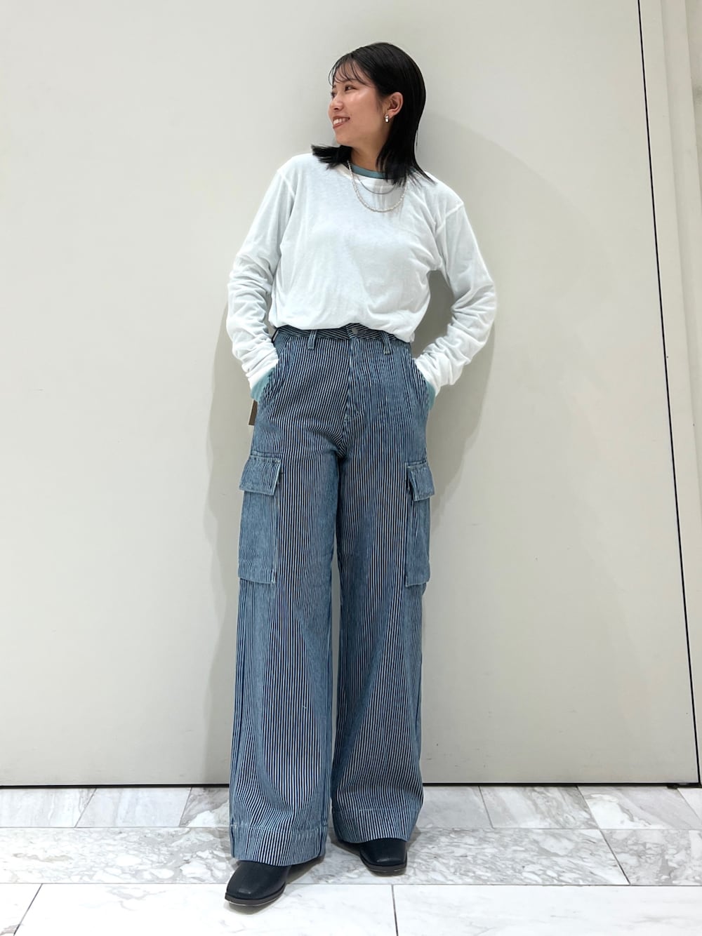 ホワイト系のTシャツ/カットソー、ブルー系のTシャツ/カットソー、ブラック系のブーツを着用したレディースの夏コーディネートの1枚目の写真