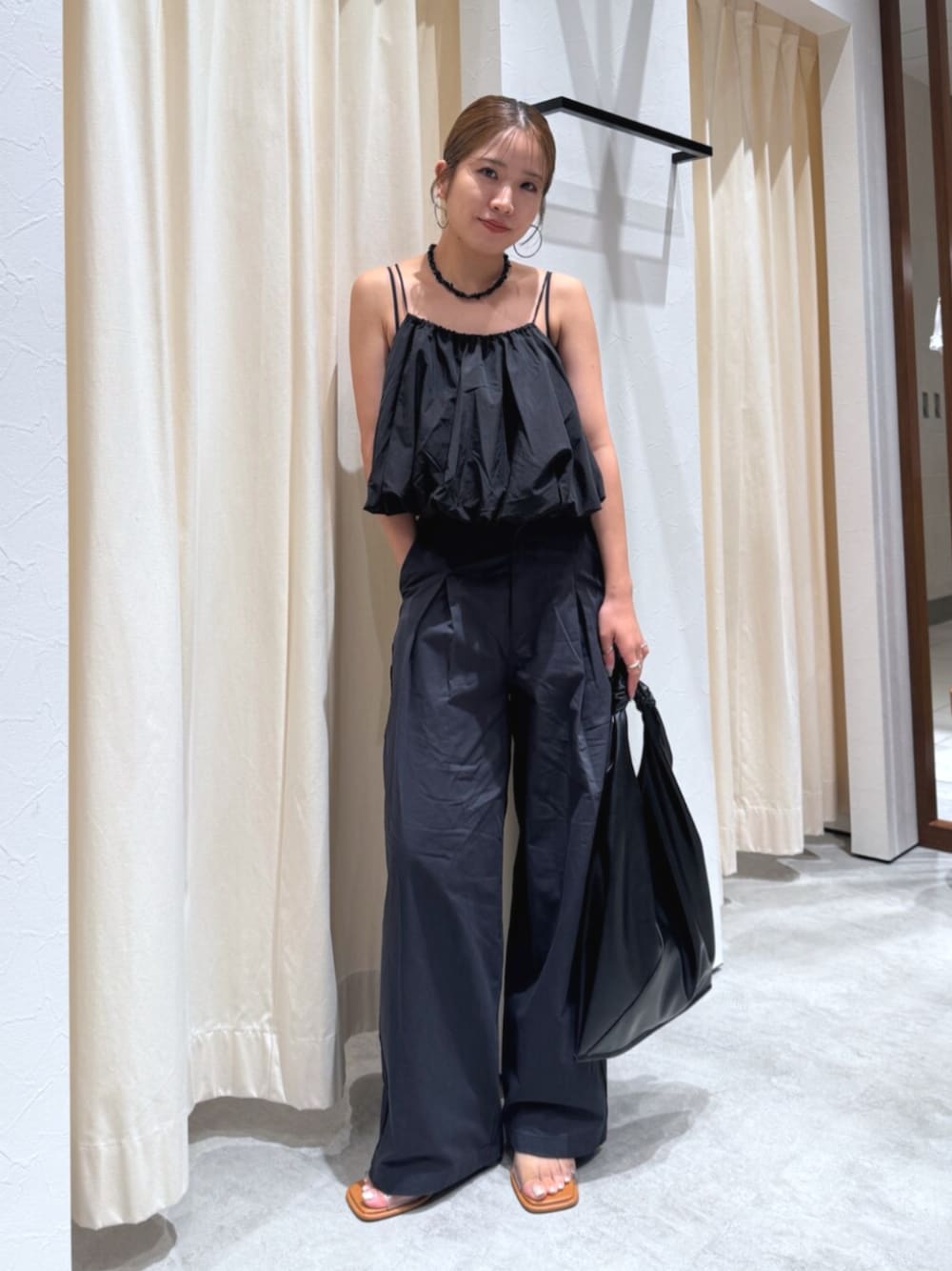その他のサンダル、ブラック系のハンドバッグ、ブルー系のその他パンツを着用したレディースの夏コーディネートの1枚目の写真