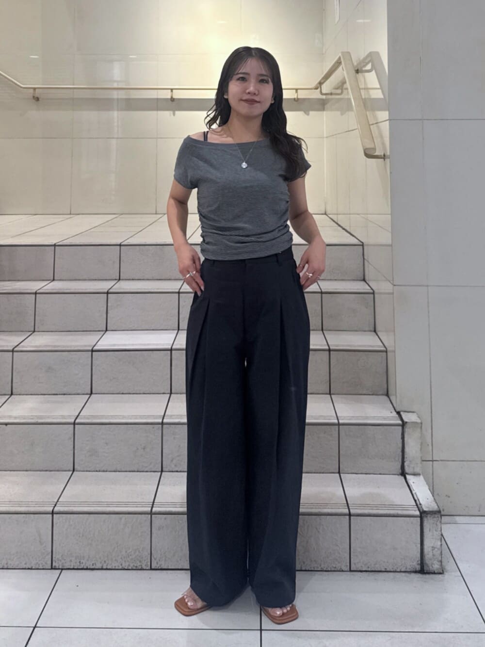 その他のサンダル、グレー系のTシャツ/カットソー、ブルー系のその他パンツを着用したレディースの夏コーディネートの1枚目の写真