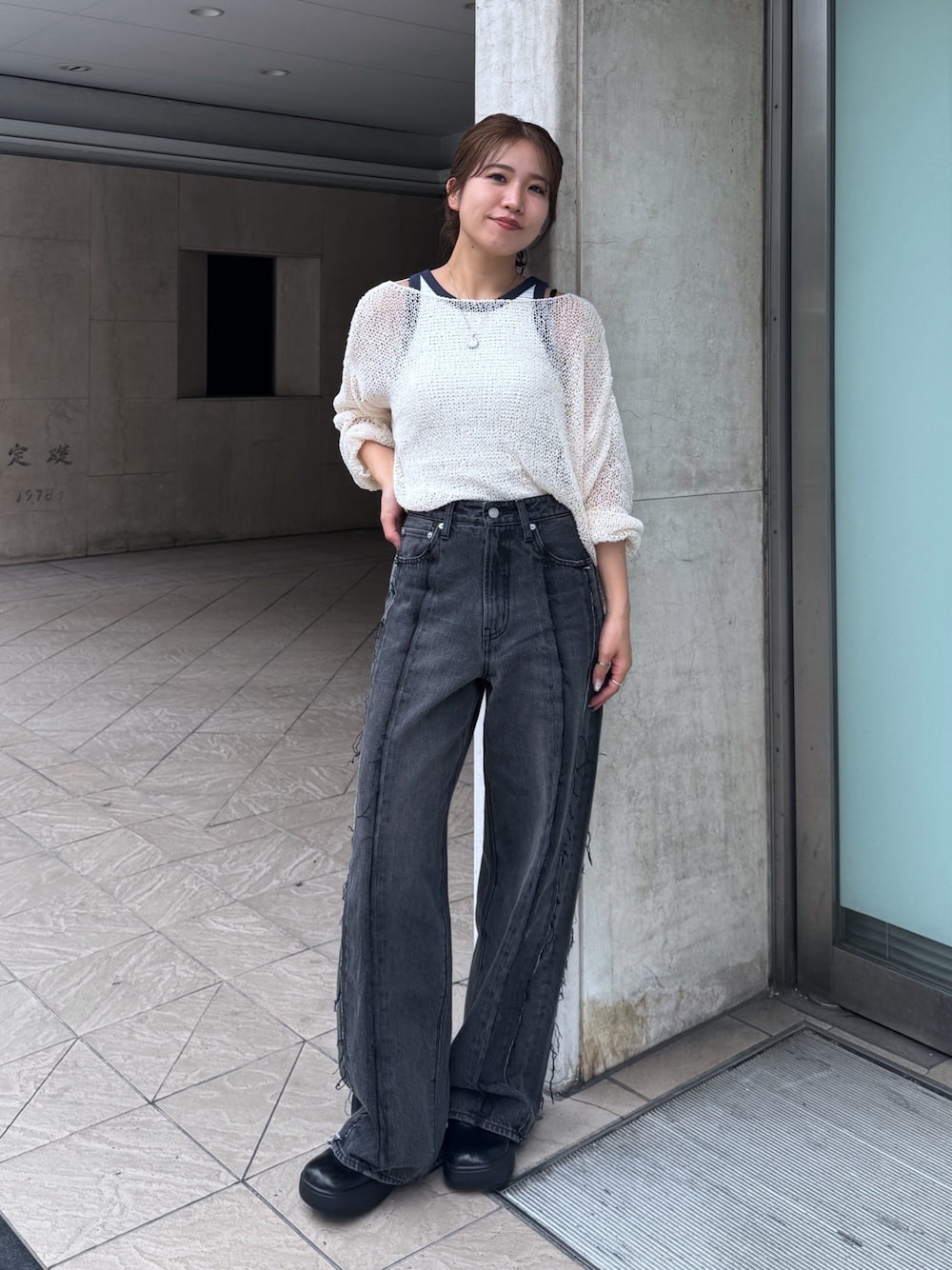 ブラック系のデニムパンツ、ホワイト系のタンクトップ、ホワイト系のニット/セーターを着用したレディースの夏コーディネートの1枚目の写真
