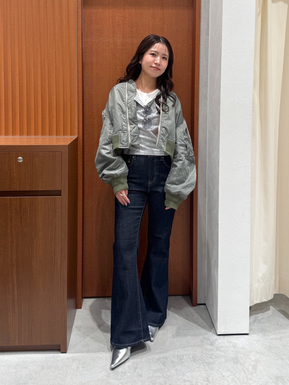 ブルー系のデニムパンツ、グレー系のTシャツ/カットソー、グリーン系のMA-1を着用したレディースの秋コーディネートの1枚目の写真