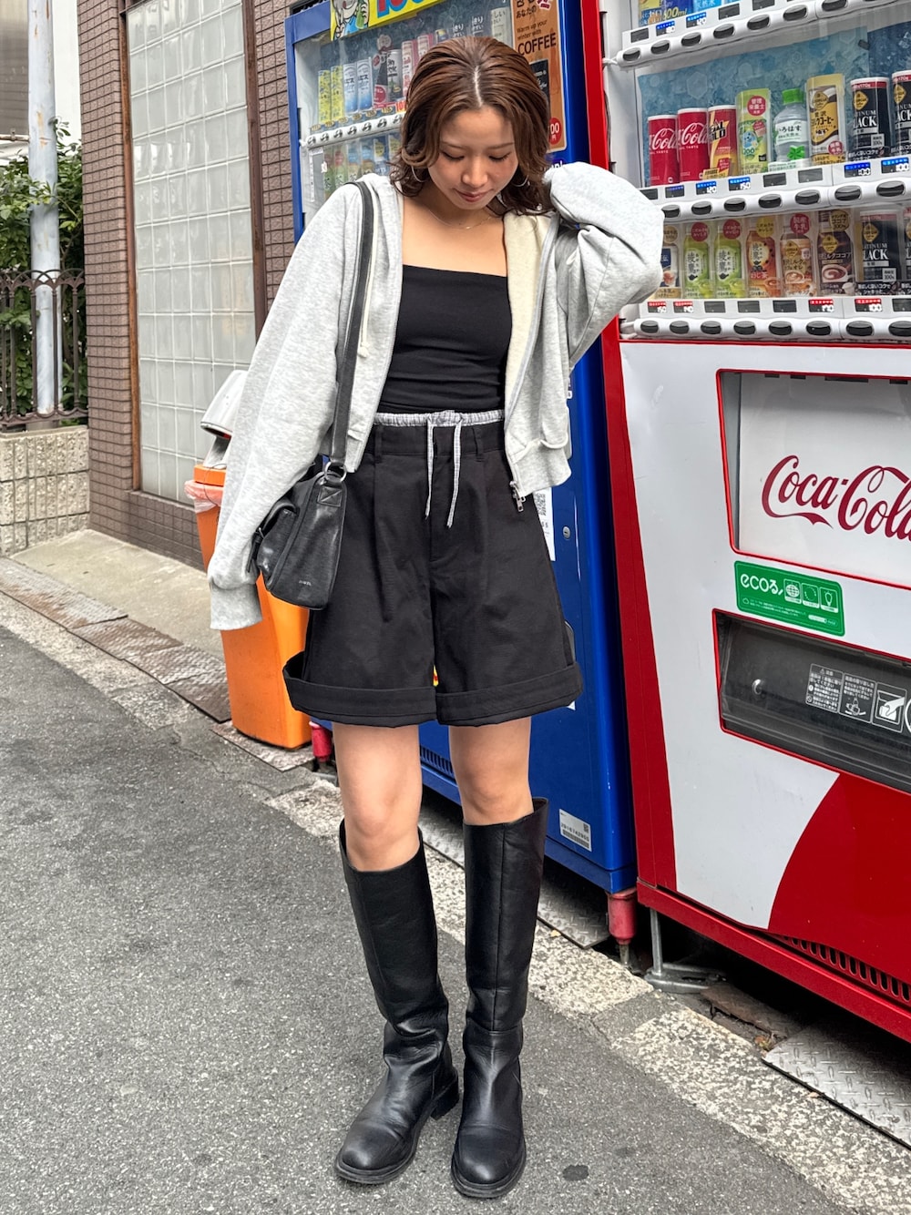 ブラック系のその他パンツ、グレー系のパーカーを着用したレディースの冬コーディネートの1枚目の写真