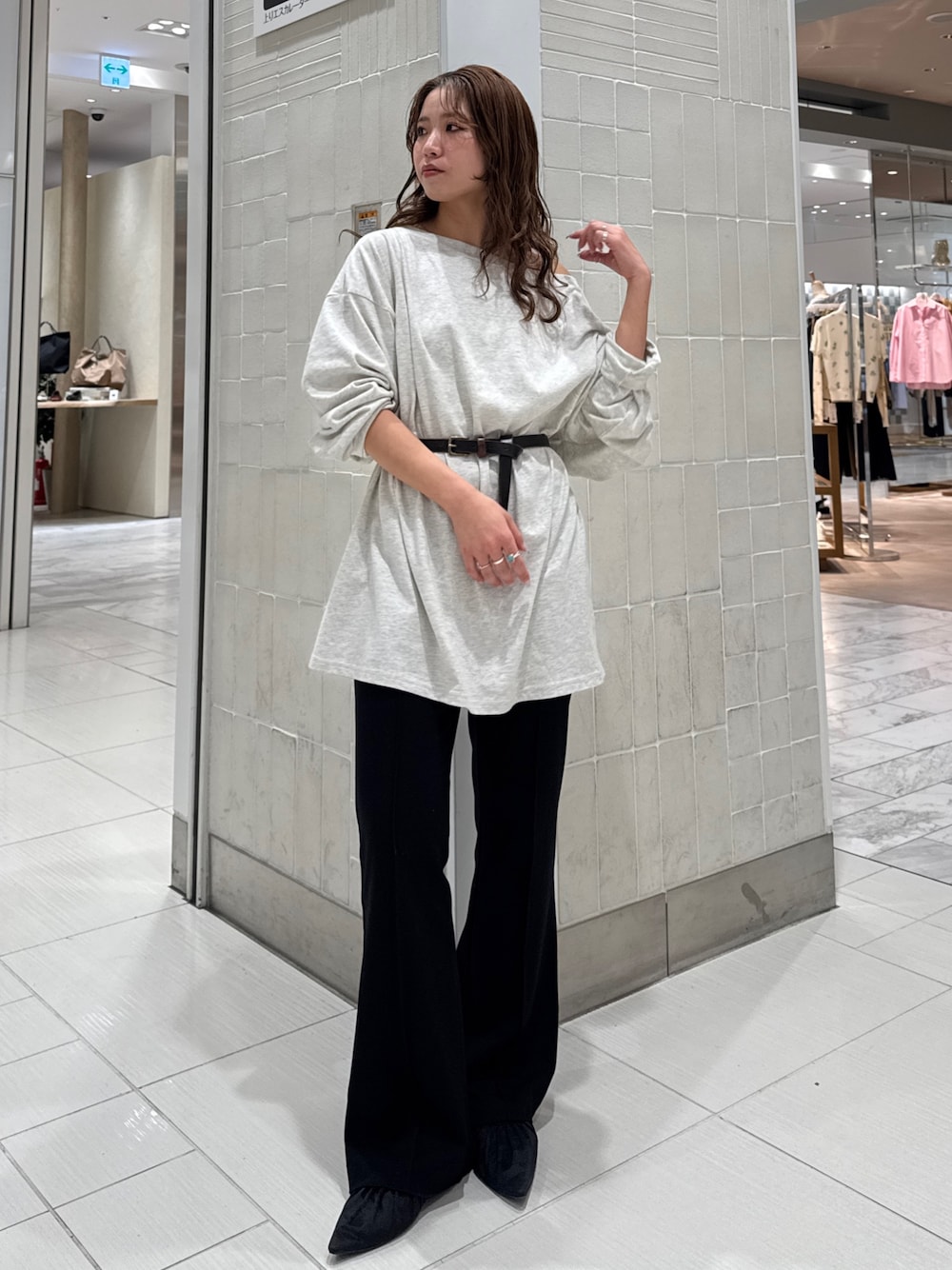 グレー系のTシャツ/カットソー、ブラック系のその他パンツを着用したレディースの春コーディネートの1枚目の写真