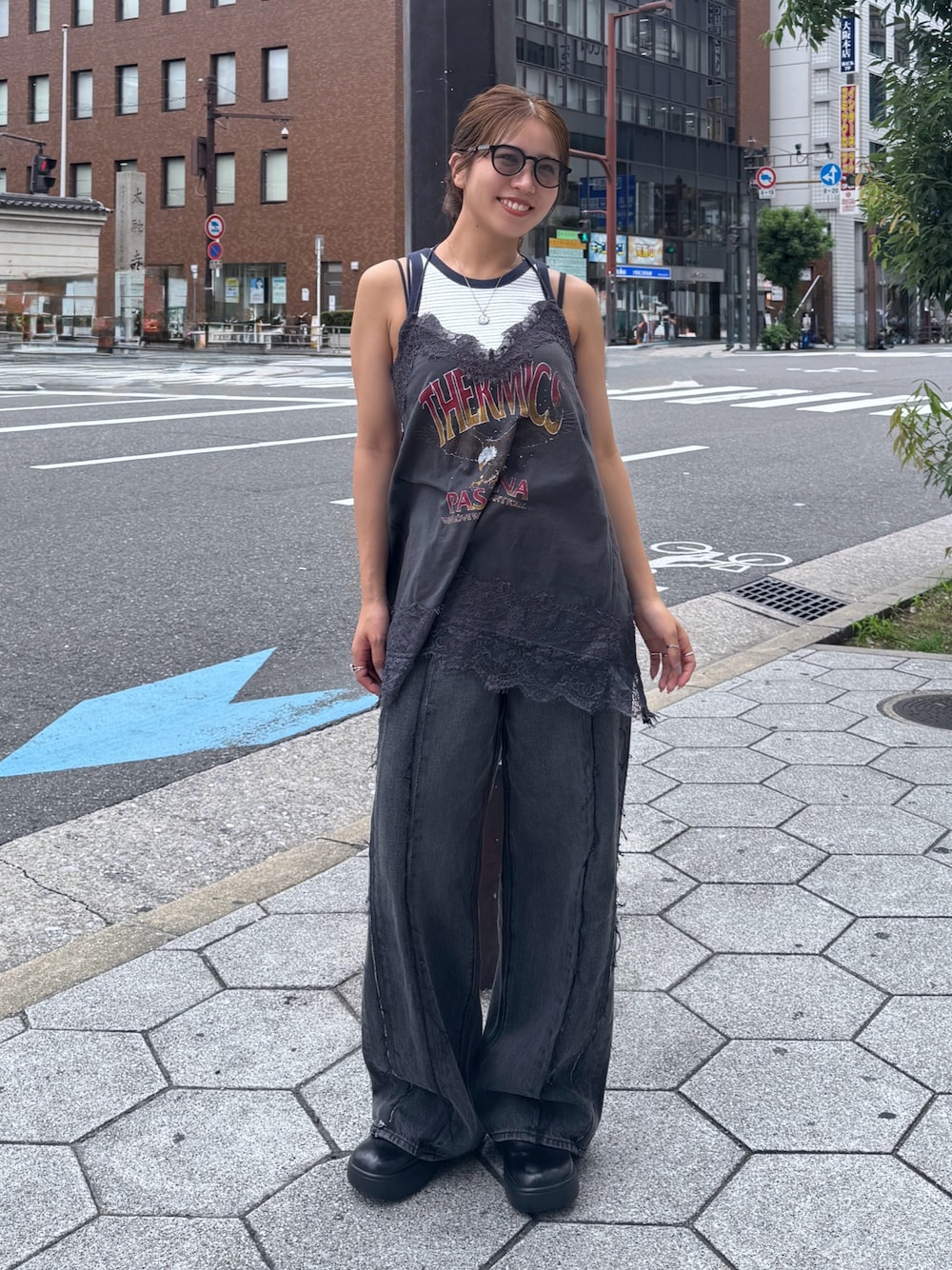 グレー系のキャミソール、ホワイト系のタンクトップ、ブラック系のデニムパンツを着用したレディースの夏コーディネートの1枚目の写真