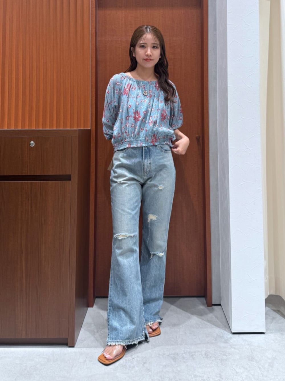 その他のサンダル、ブルー系のデニムパンツ、ブルー系のシャツ/ブラウスを着用したレディースの夏コーディネートの1枚目の写真