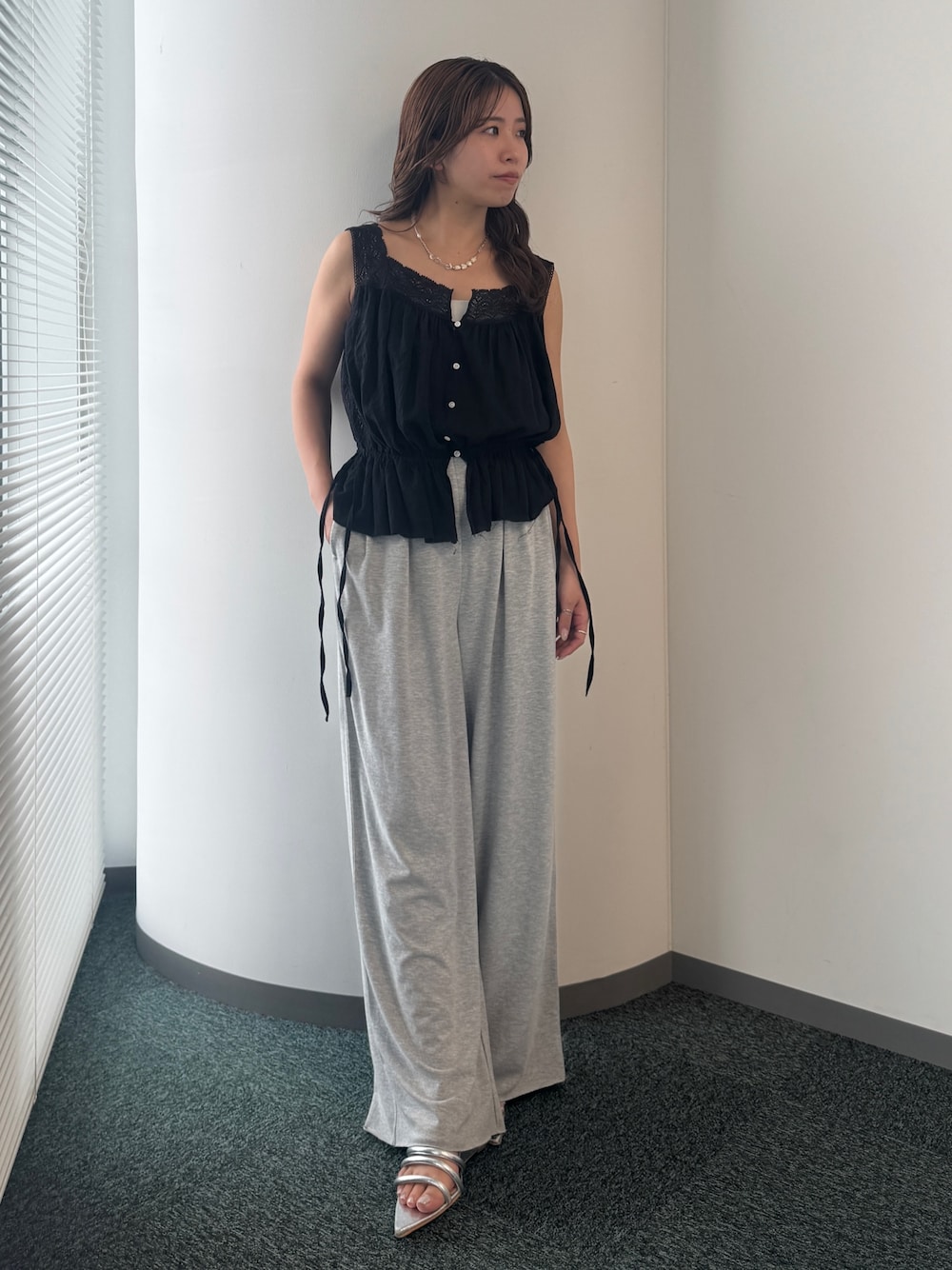 グレー系のその他パンツ、ブラック系のシャツ/ブラウスを着用したレディースの春コーディネートの1枚目の写真